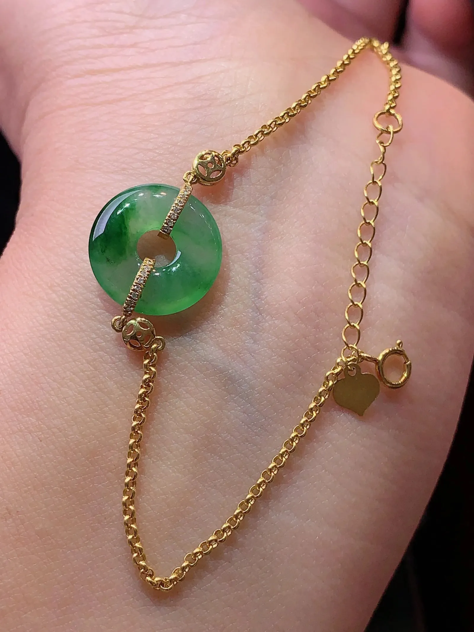 18k金镶嵌飘绿平安环手链 玉质细腻 色泽艳丽清新 整体尺寸13.5*3