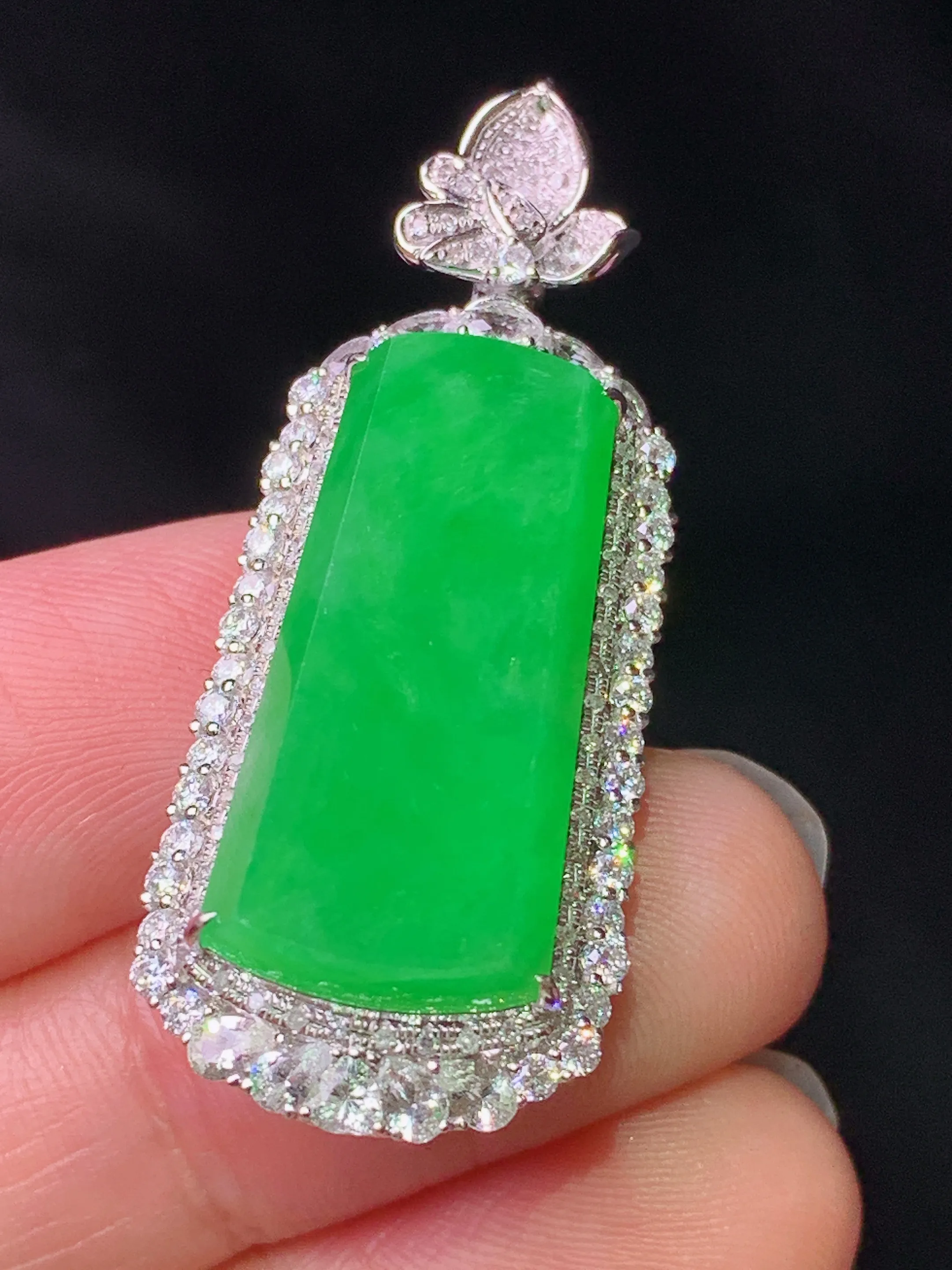 18k金钻镶嵌满绿无事牌吊坠 玉质细腻 色泽艳丽清新 整体尺寸39.3*16.2*10.2