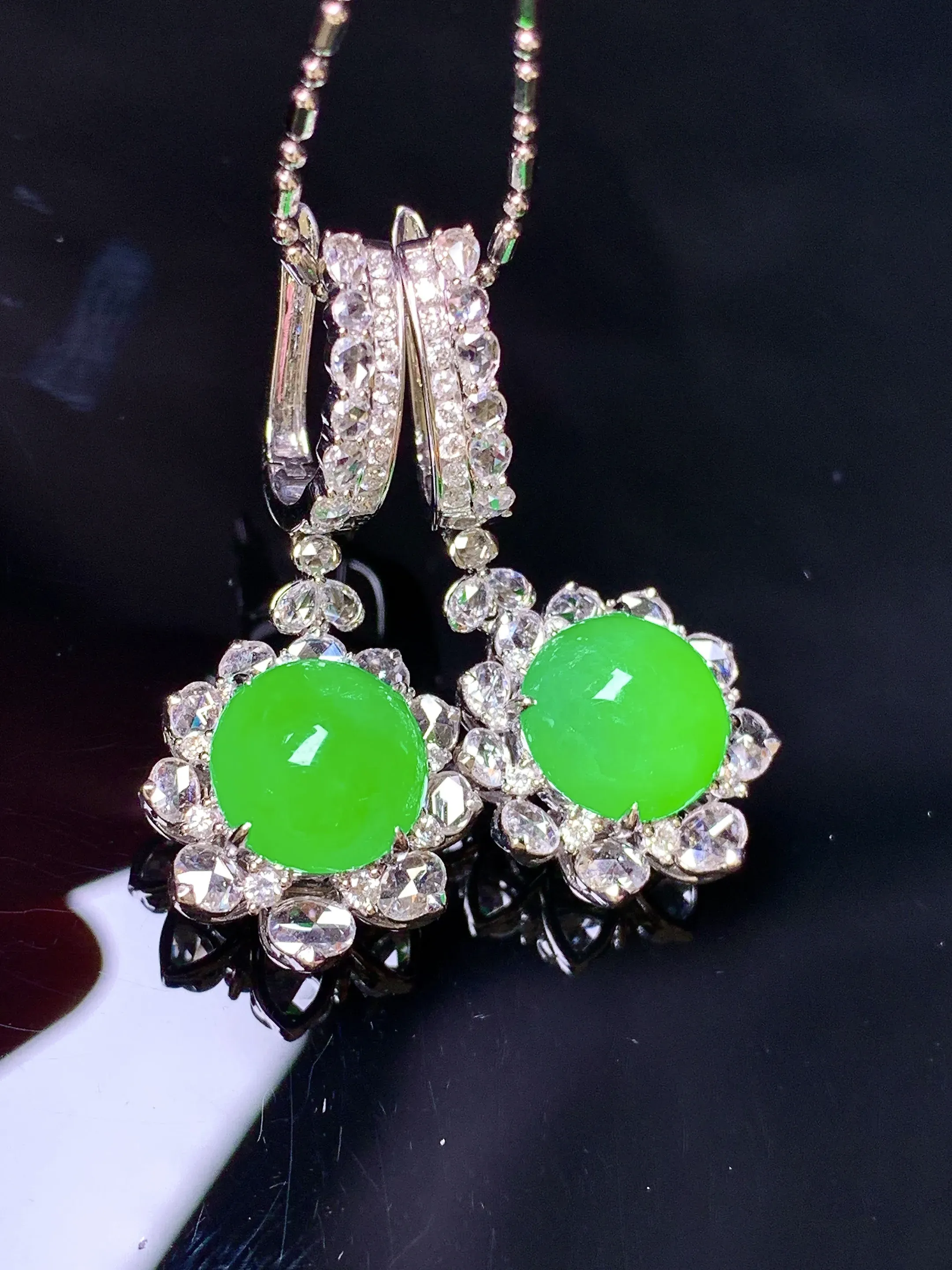 18k金钻镶嵌满绿蛋面耳坠 玉质细腻 色泽艳丽清新 整体尺寸34.3*14.3*11