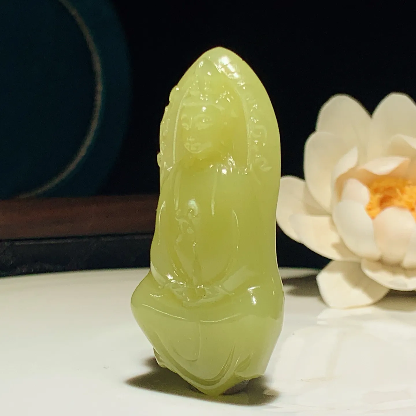 新疆和田玉若羌黄口料坐莲观音挂件。尺寸57/26/10重22.5克。玉质细腻油润。手推出油。佩戴高端典雅。lt250107