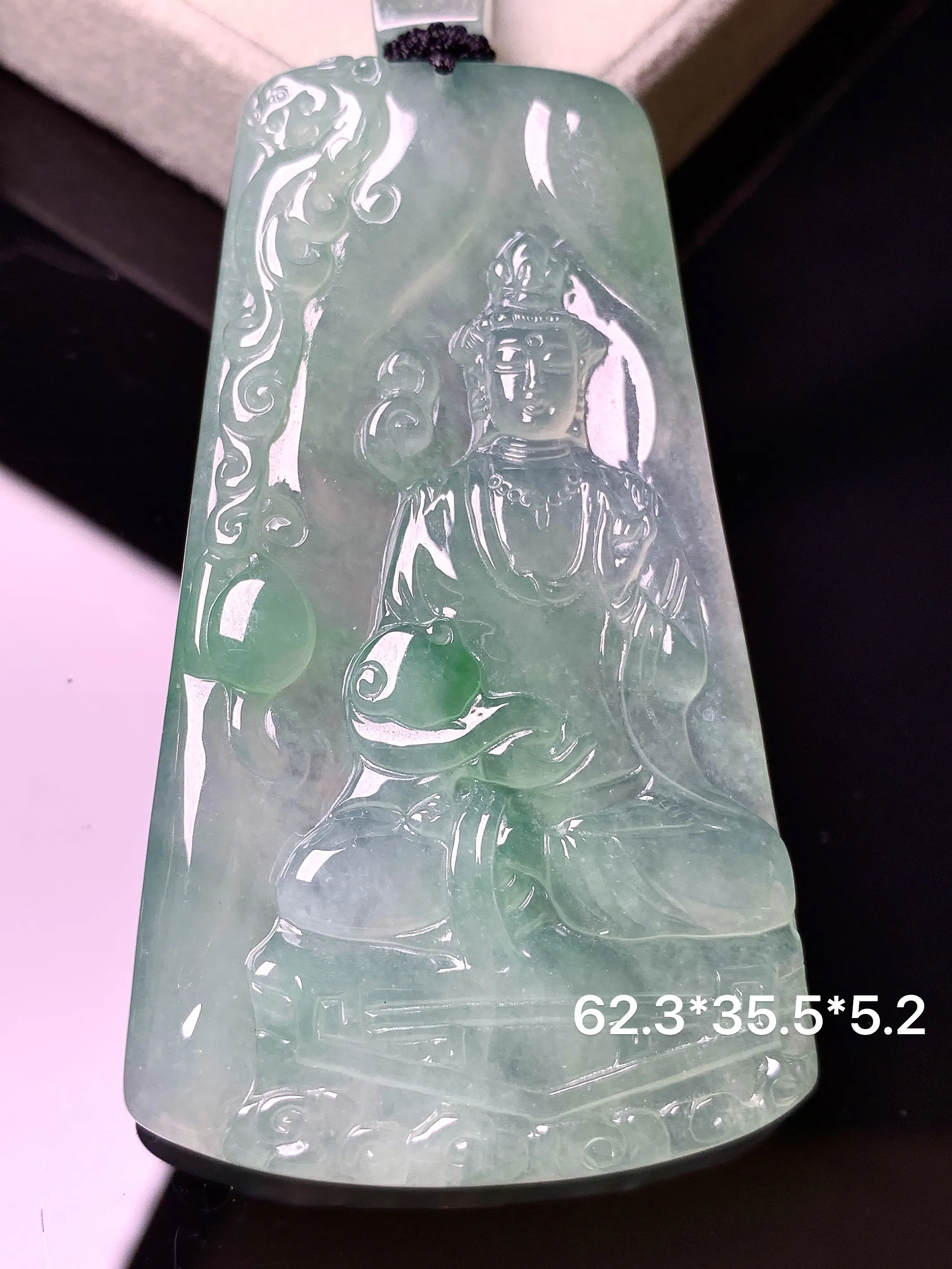 飘绿观音菩萨吊坠 玉质细腻 色泽艳丽清新 整体尺寸62.3*35.5*5.2