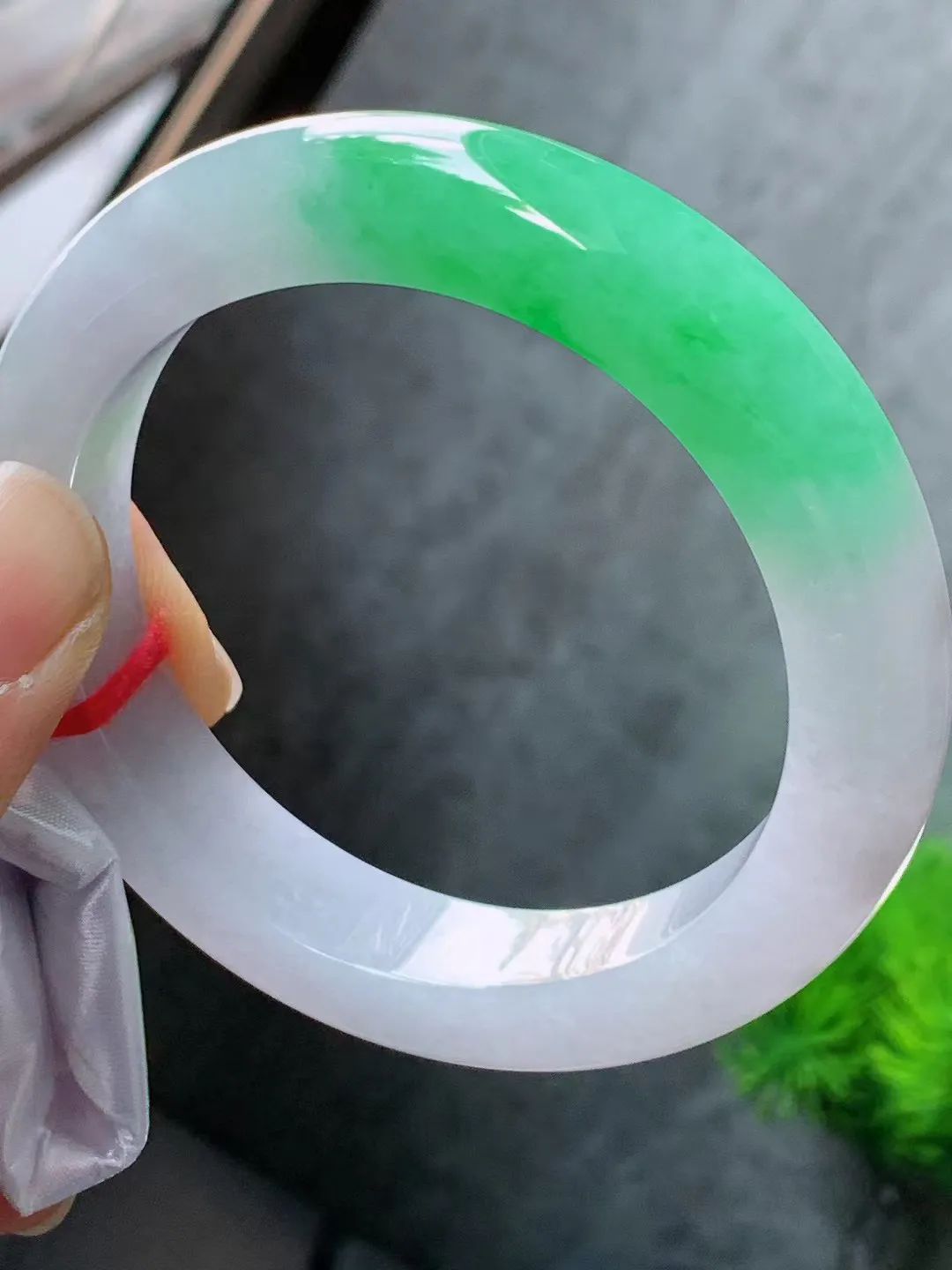 【翡翠名称】老种冰飘绿57.8正圈口手镯
【翡翠尺寸】57.8/13.3/10.2适合正圈口佩戴
【翡翠描述】宝贝种老水足，玉质细腻，色泽靓丽，性价比高，佩戴效果好！
【其它赠送】权威证书/精美挂绳盒子/支持全国复检