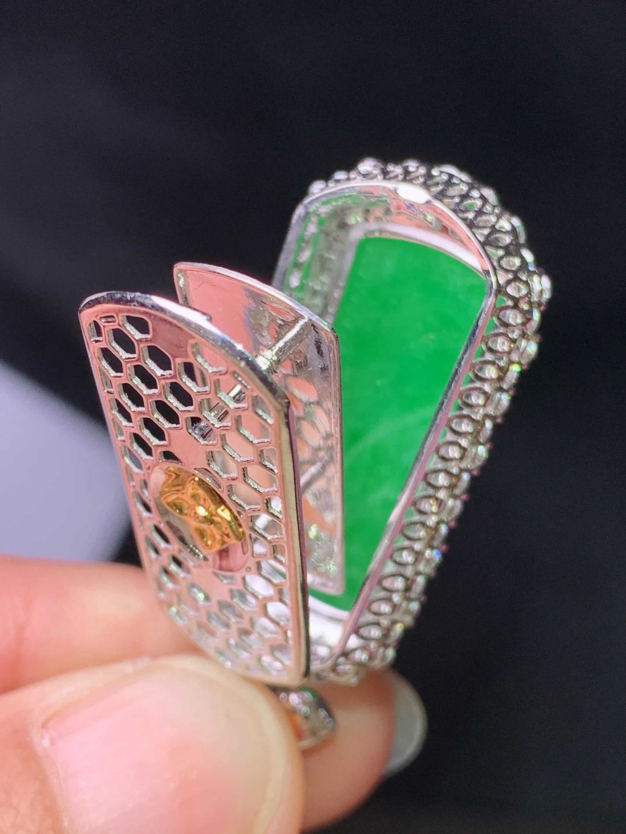 18k金钻镶嵌满绿无事牌吊坠 玉质细腻 色泽艳丽清新 整体尺寸39.3*16.2*10.2