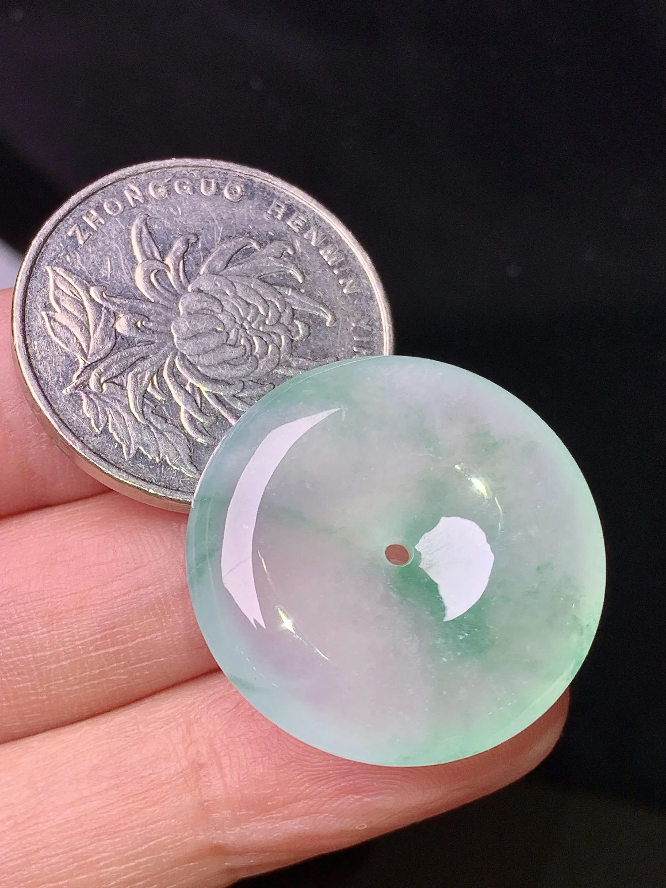 冰种飘绿平安扣吊坠 玉质细腻 色泽艳丽清新 整体尺寸25.6*6.2