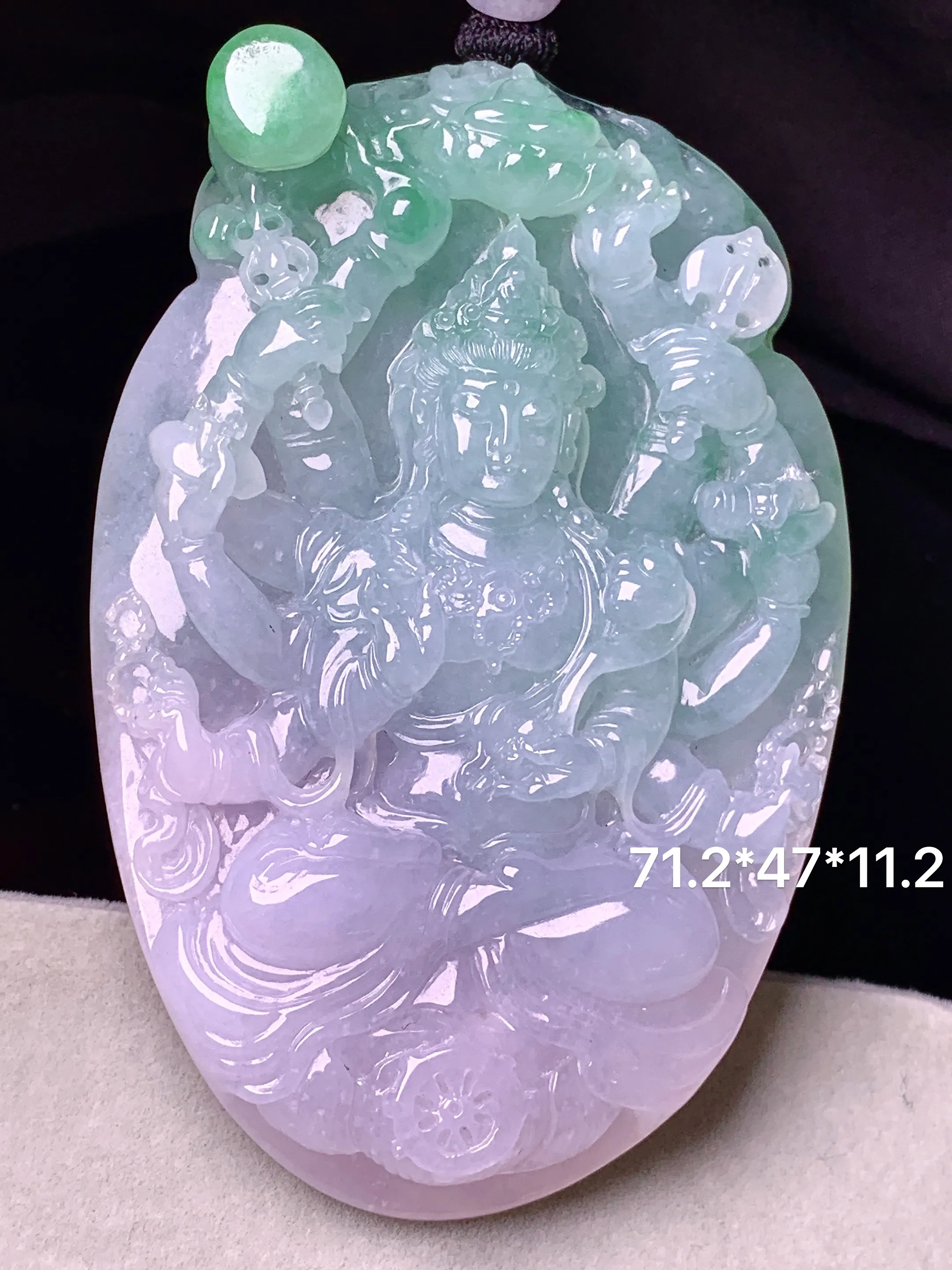 飘绿千手观音吊坠 玉质细腻 色泽艳丽清新 整体尺寸71.2*47*11.2