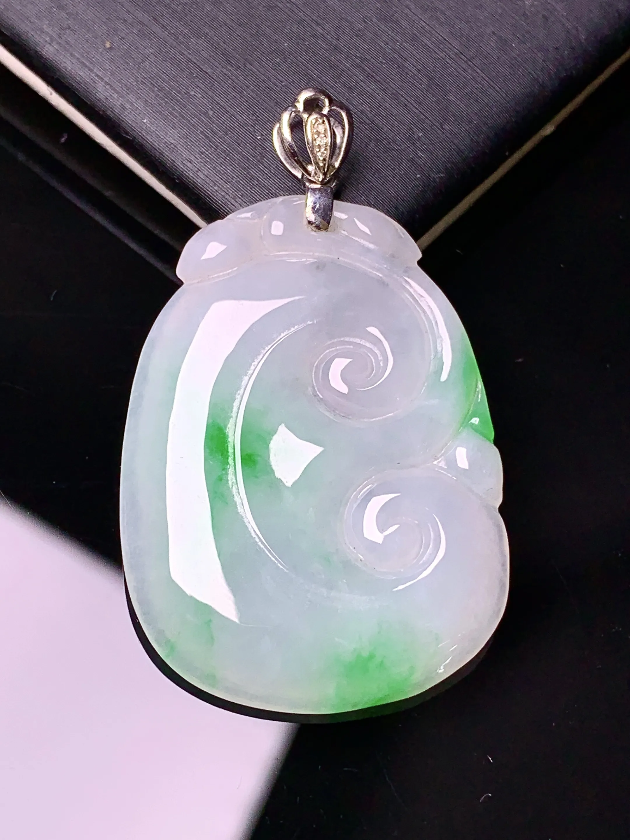 18k金镶嵌飘绿如意吊坠 玉质细腻 色泽艳丽清新 整体尺寸39*23.2*3.5