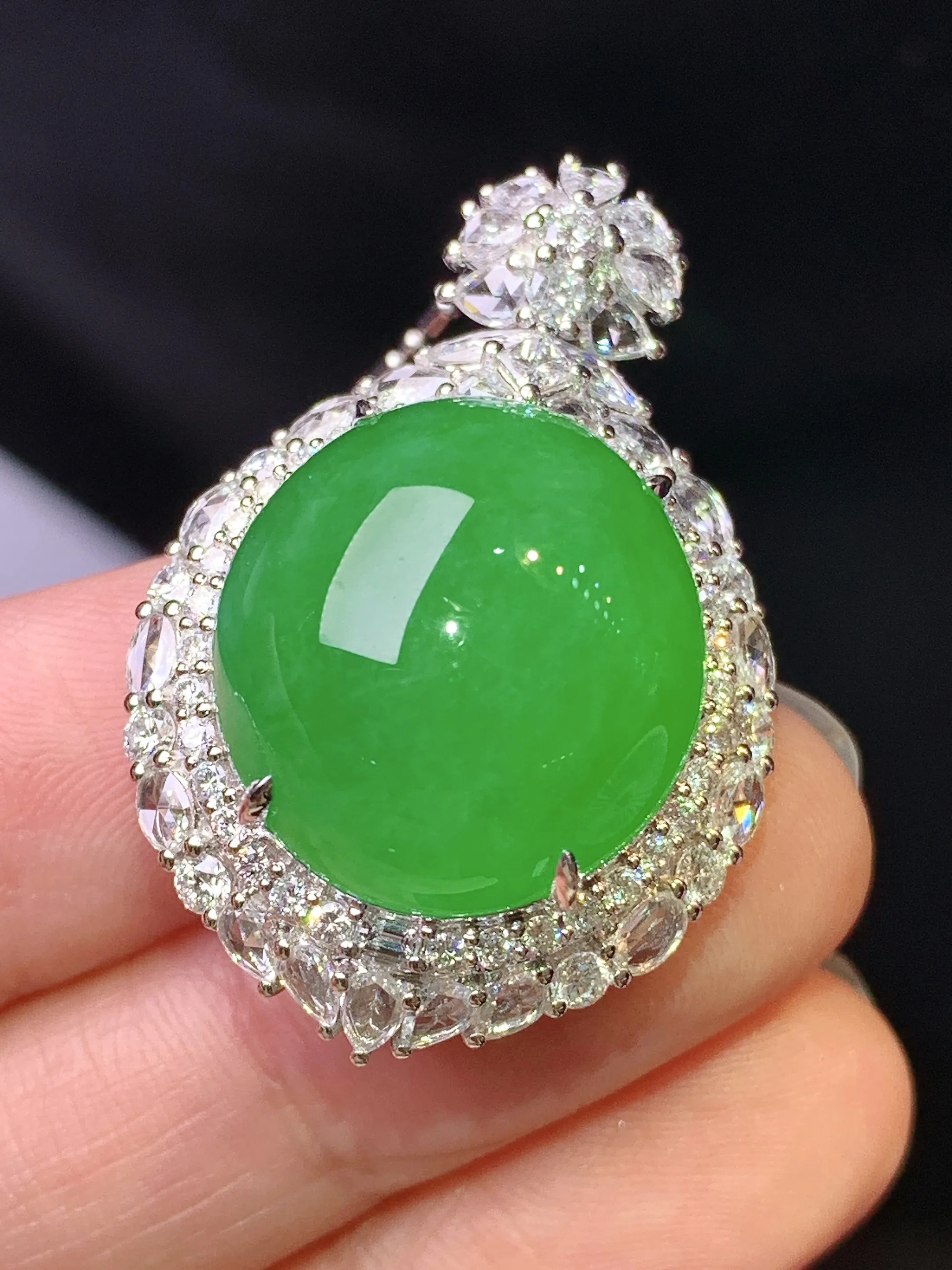 18k金钻镶嵌满绿蛋面吊坠 玉质细腻 色泽艳丽清新 整体尺寸35.5*23.7*17.3