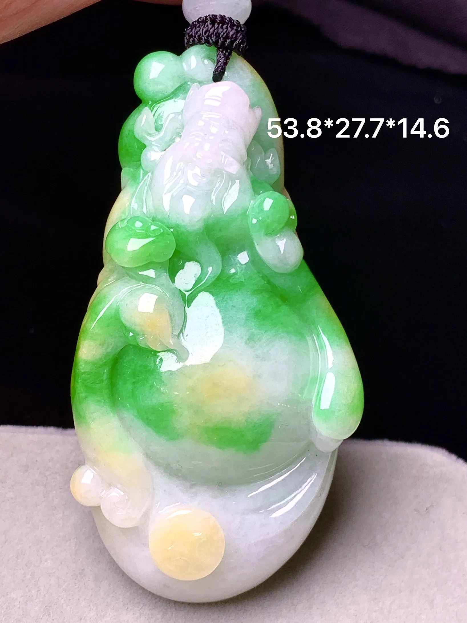 飘黄绿财神爷吊坠 玉质细腻 色泽艳丽清新 整体尺寸53.8*27.7*14.6