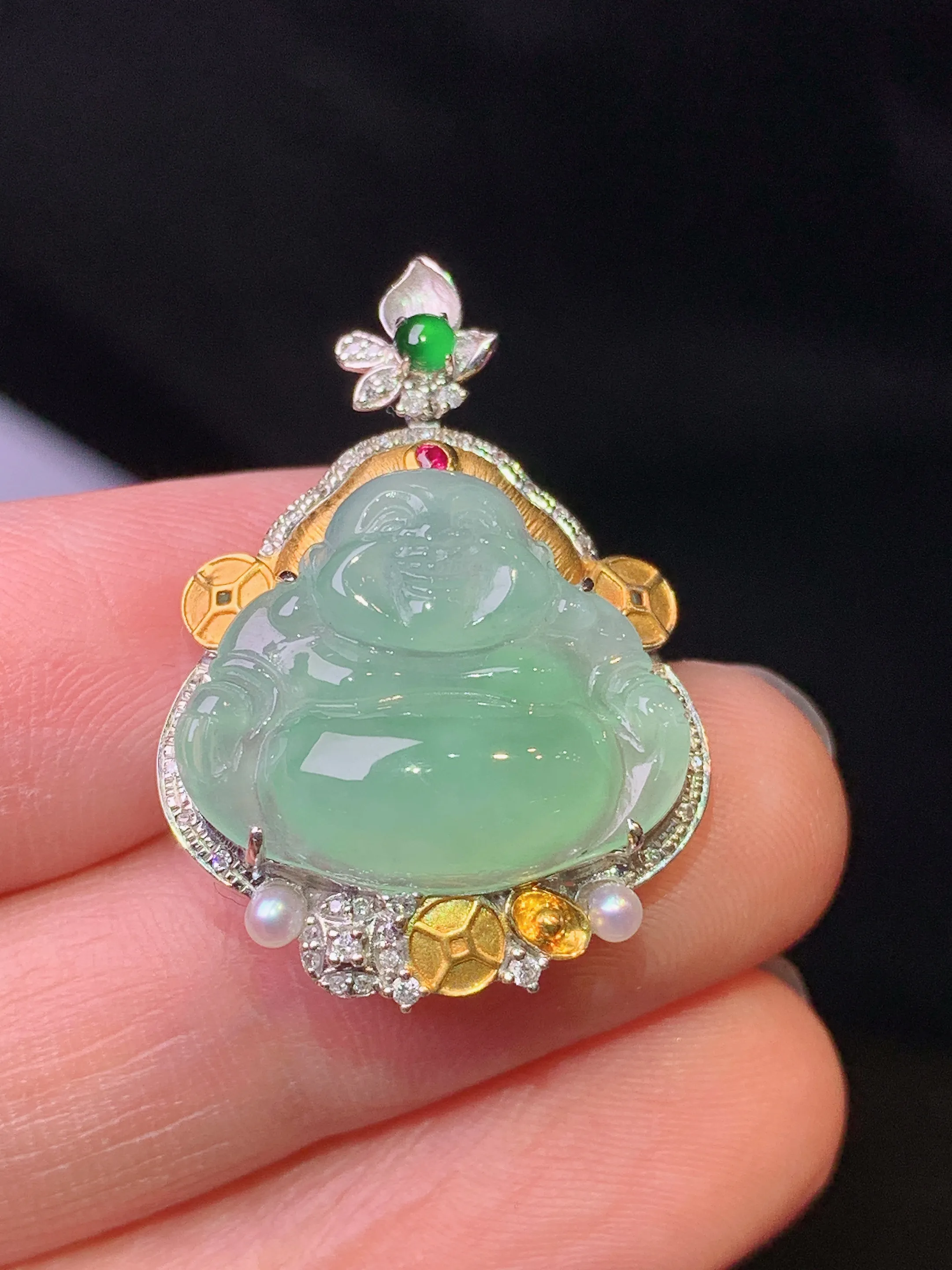 18k金钻镶嵌浅绿佛公吊坠 玉质细腻 色泽艳丽清新 整体尺寸29.6*20.3*8.3