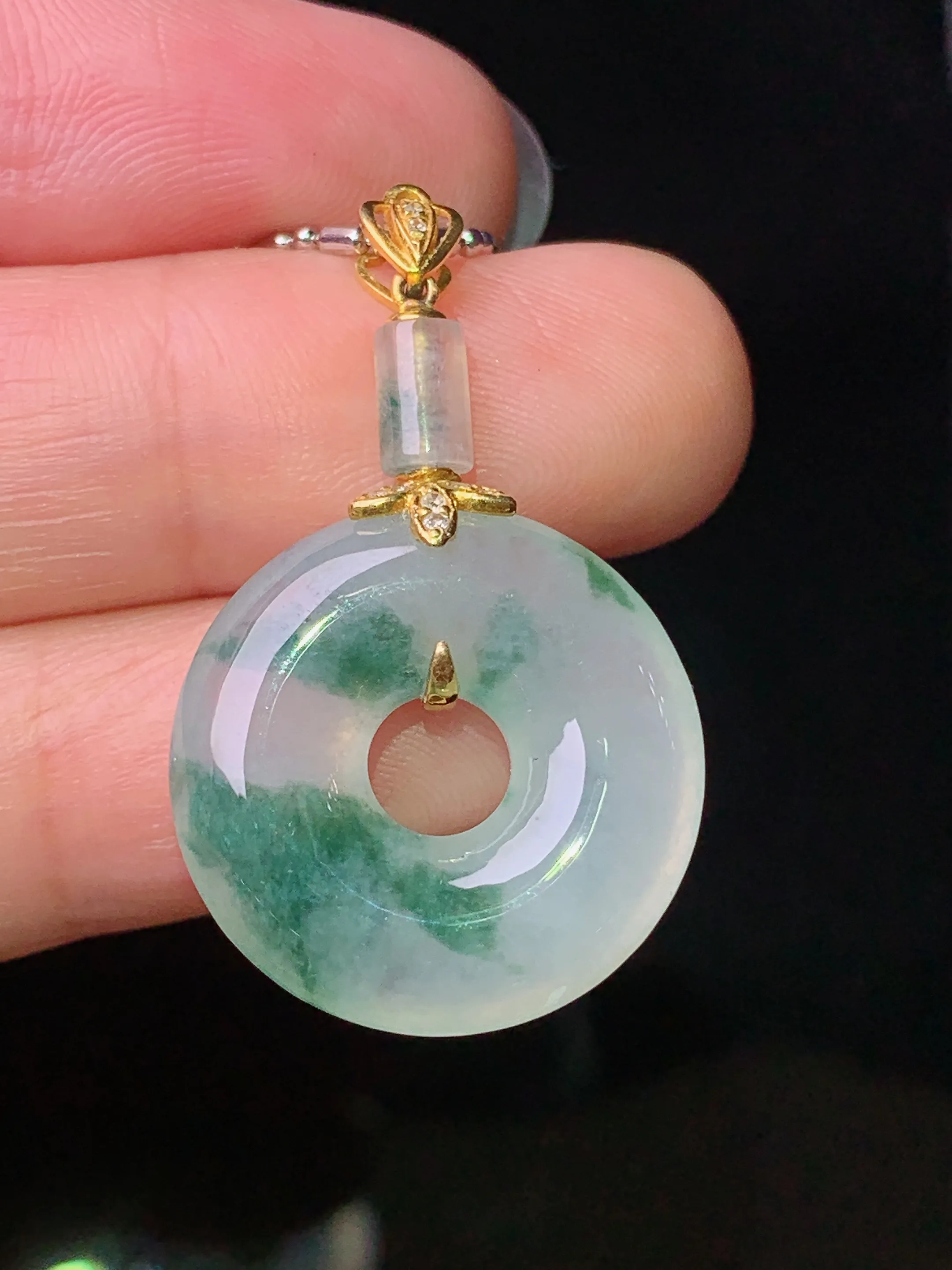 18k金镶嵌飘花平安环吊坠 玉质细腻 色泽艳丽清新 整体尺寸33.2*20.2*5.5