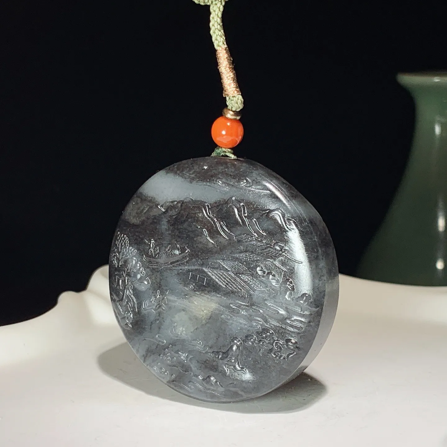 新疆和田玉青花山水怡情圆牌挂件  尺寸48/13重62.5克 玉质细腻油润 底色纯净 脂粉好，品质好