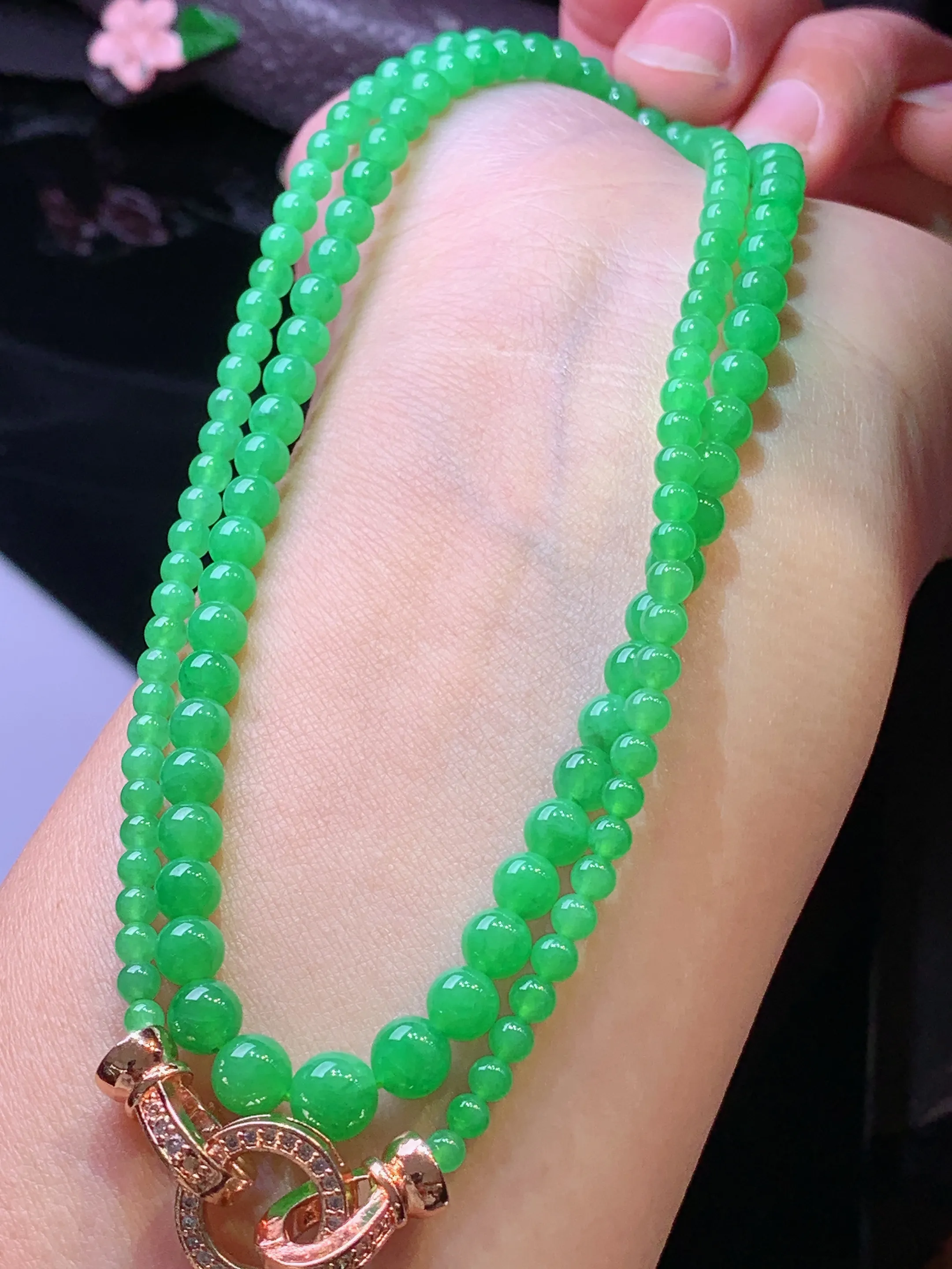 满绿圆珠项链 玉质细腻 色泽艳丽清新 整体尺寸6