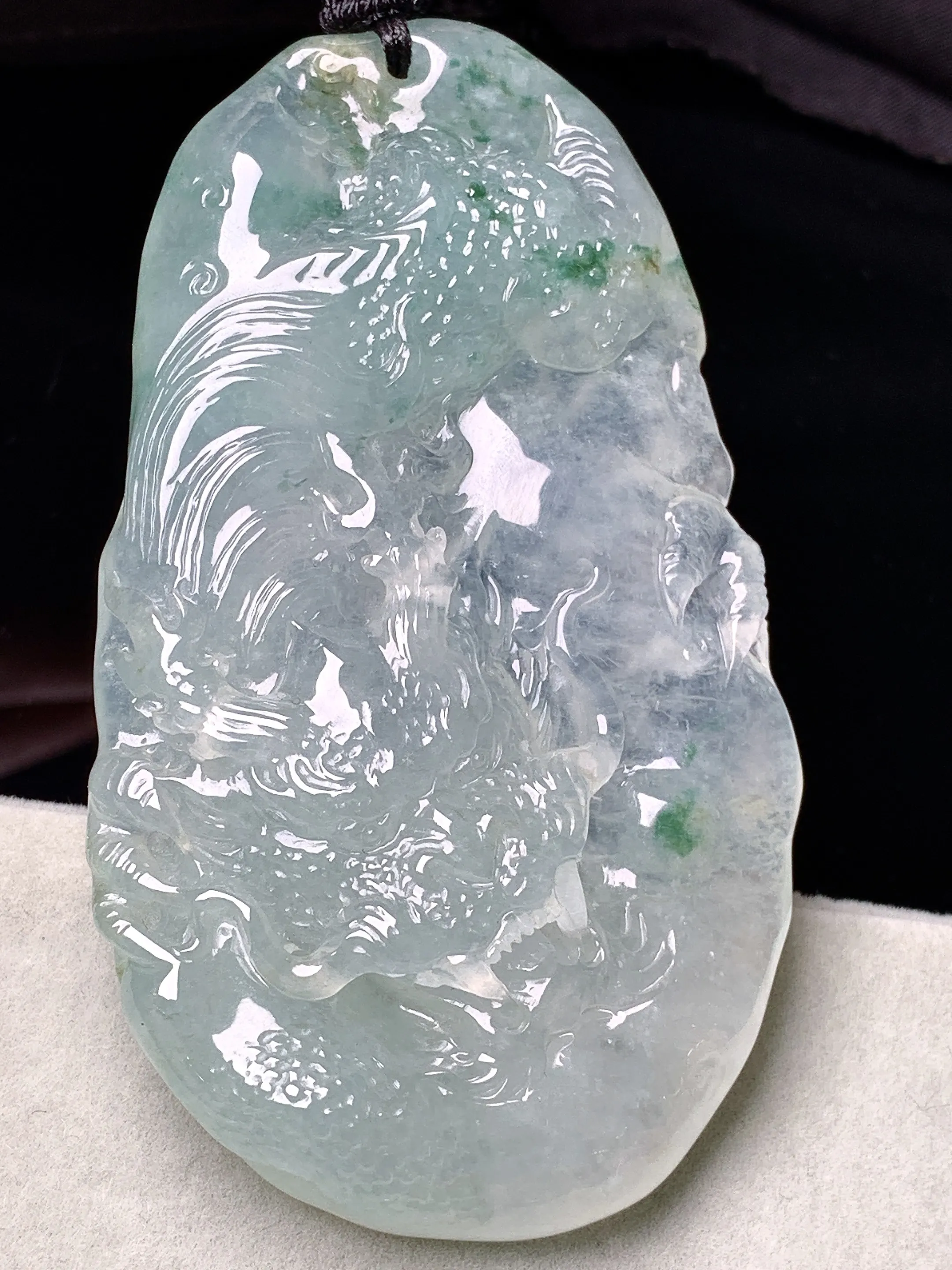 冰种飘花龙牌吊坠 玉质细腻 色泽艳丽清新 整体尺寸70.8*41.8*6.5