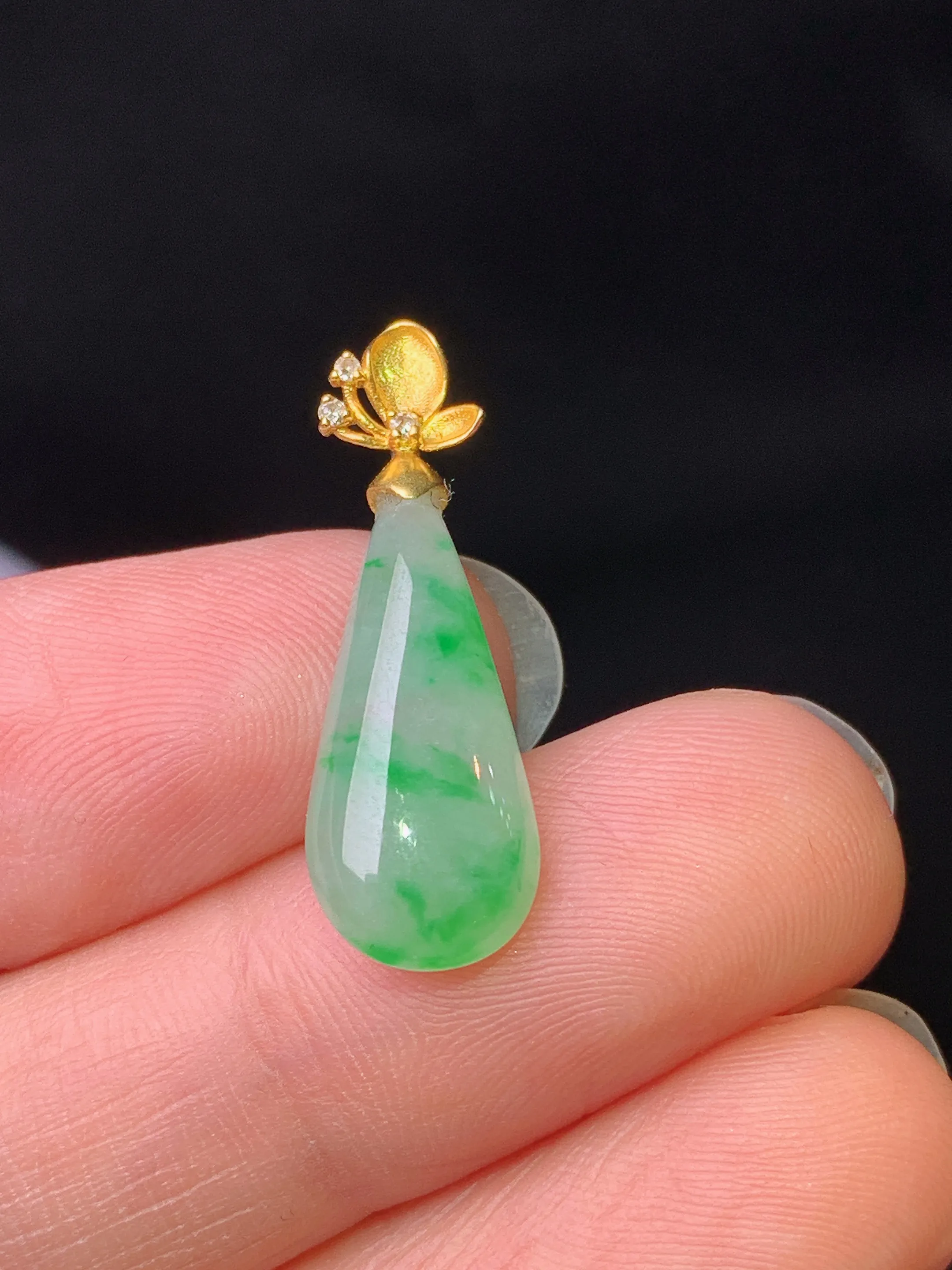 18k金钻镶嵌飘绿水滴吊坠 玉质细腻 色泽艳丽清新 整体尺寸25.3*8.3*4.2