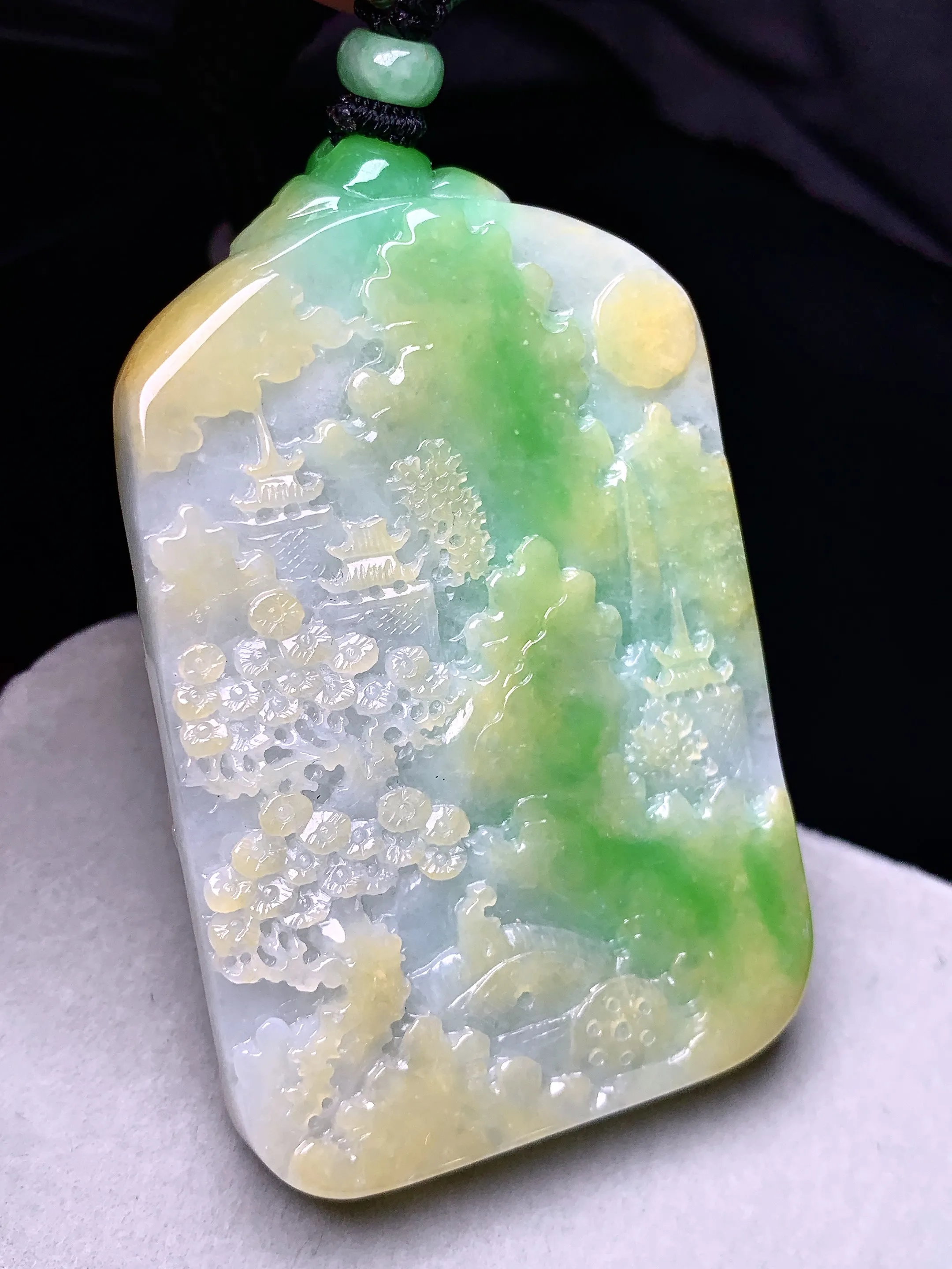 飘黄绿山水牌子吊坠 玉质细腻 色泽艳丽清新 整体尺寸72*44.8*8.8