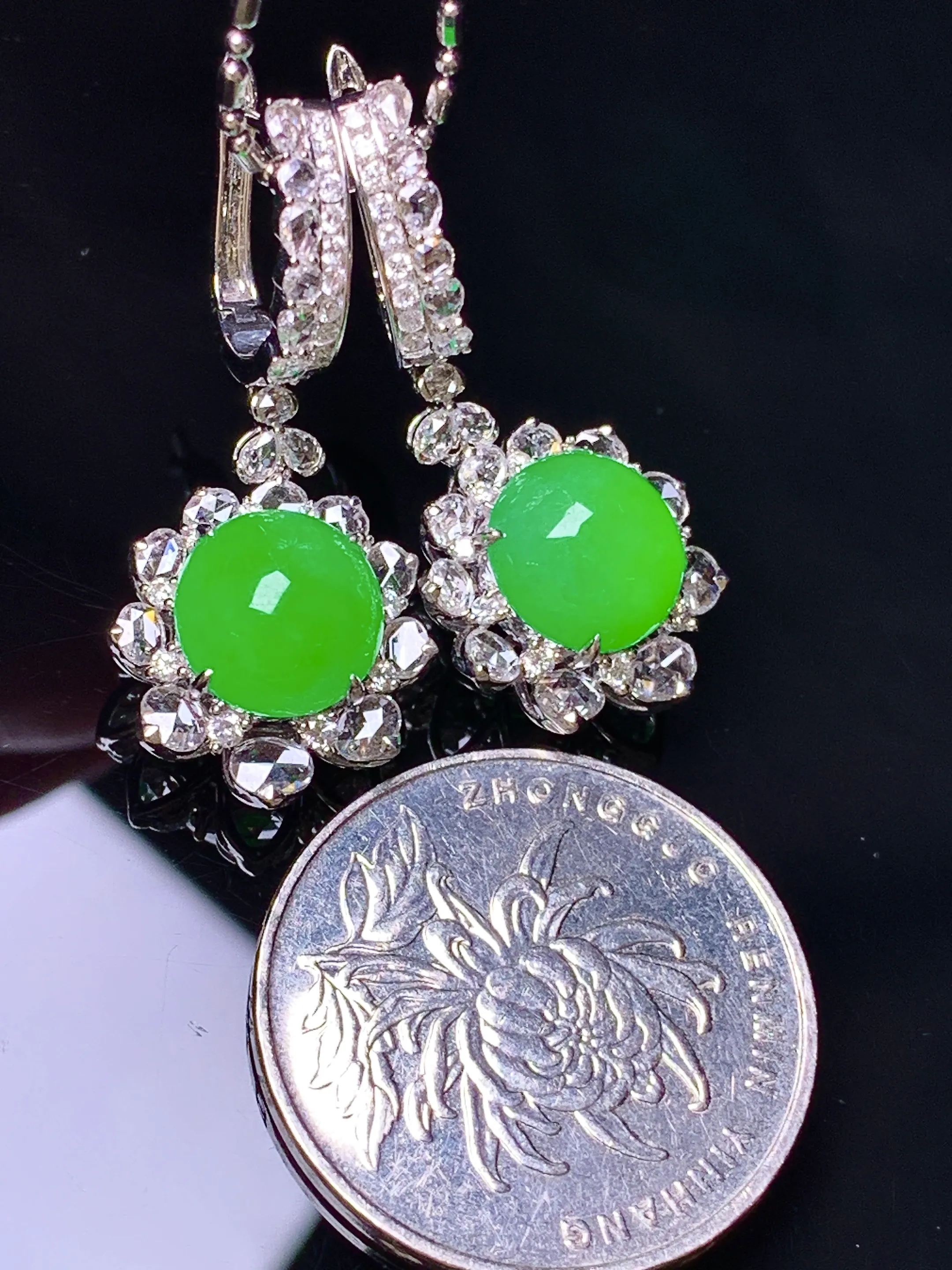 18k金钻镶嵌满绿蛋面耳坠 玉质细腻 色泽艳丽清新 整体尺寸34.3*14.3*11