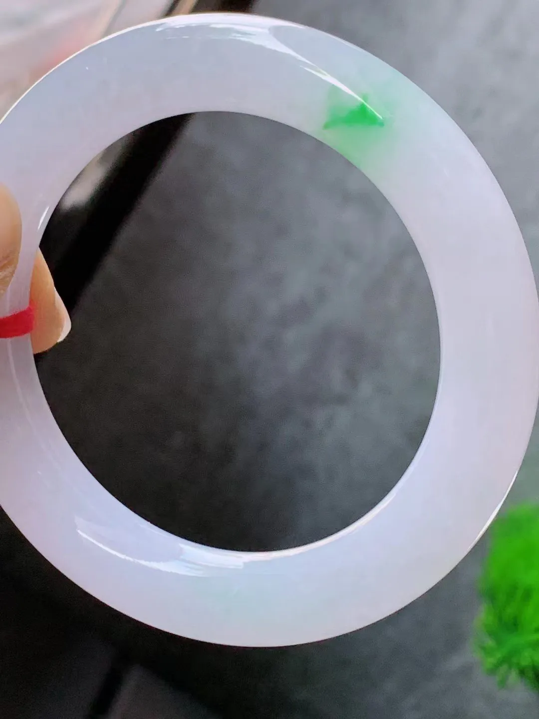 【翡翠名称】老种冰飘绿56.2圈口圆条手镯
【翡翠尺寸】56.2/11.3适合57-58正圈口佩戴
【翡翠描述】宝贝种老水足，玉质细腻，色泽靓丽，性价比高，佩戴效果好！
【其它赠送】权威证书/精美挂绳盒子/支持全国复检