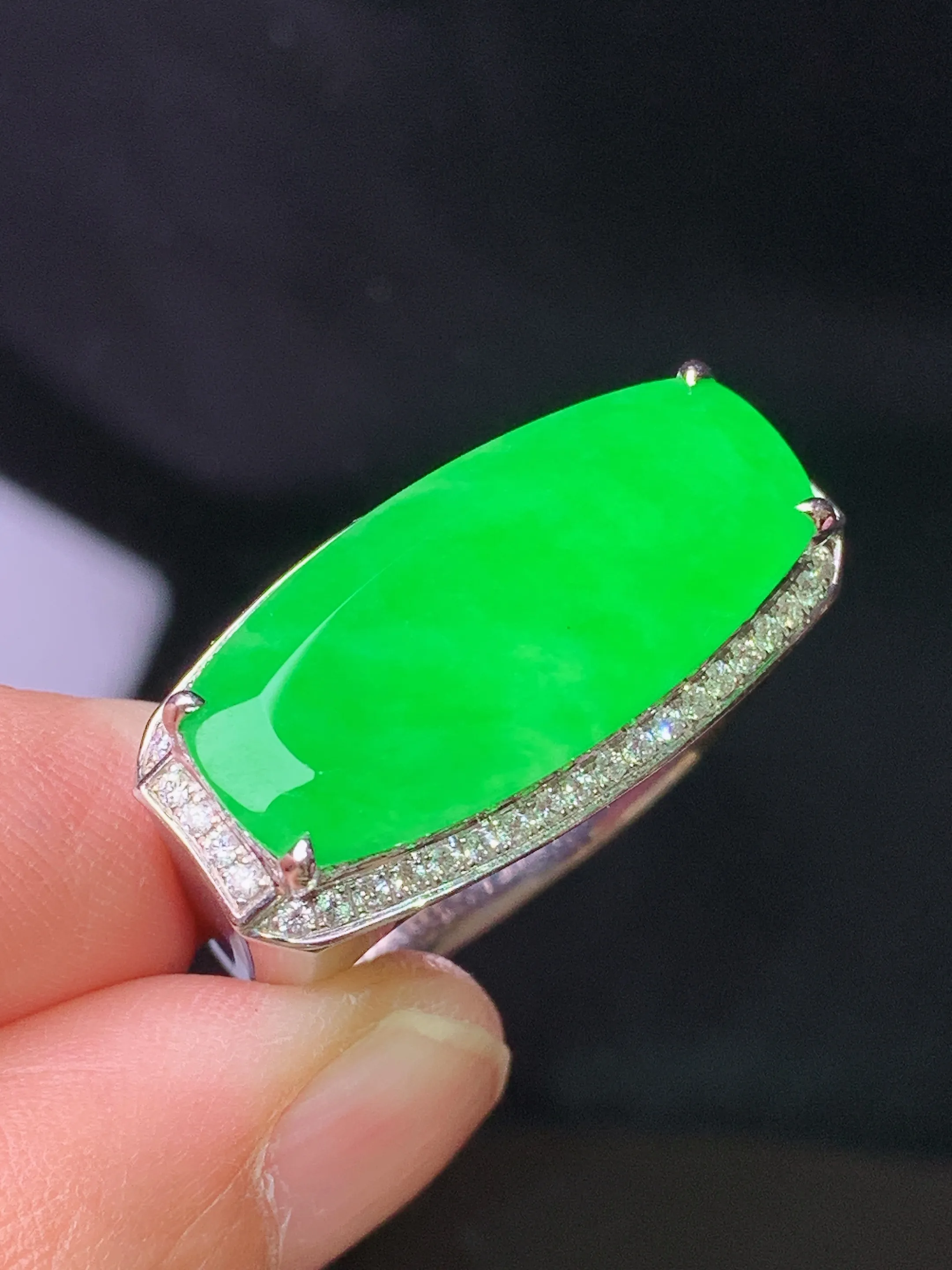 18k金钻镶嵌满绿马鞍戒指 玉质细腻 色泽艳丽清新 圈口20.5 裸石尺寸11*23.2*2.6