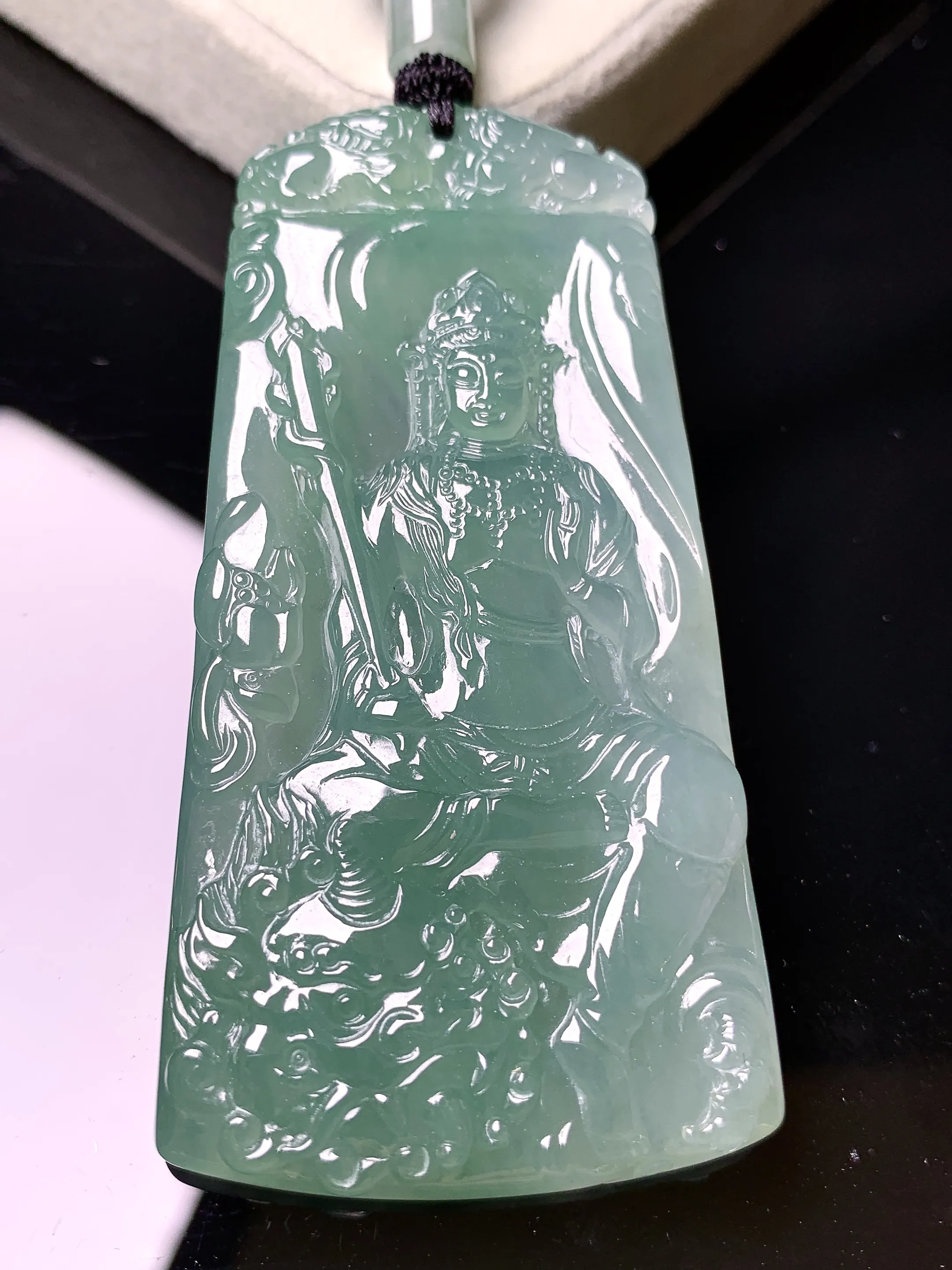 晴绿文殊观音菩萨吊坠 玉质细腻 色泽艳丽清新 整体尺寸67.2*34.2*6