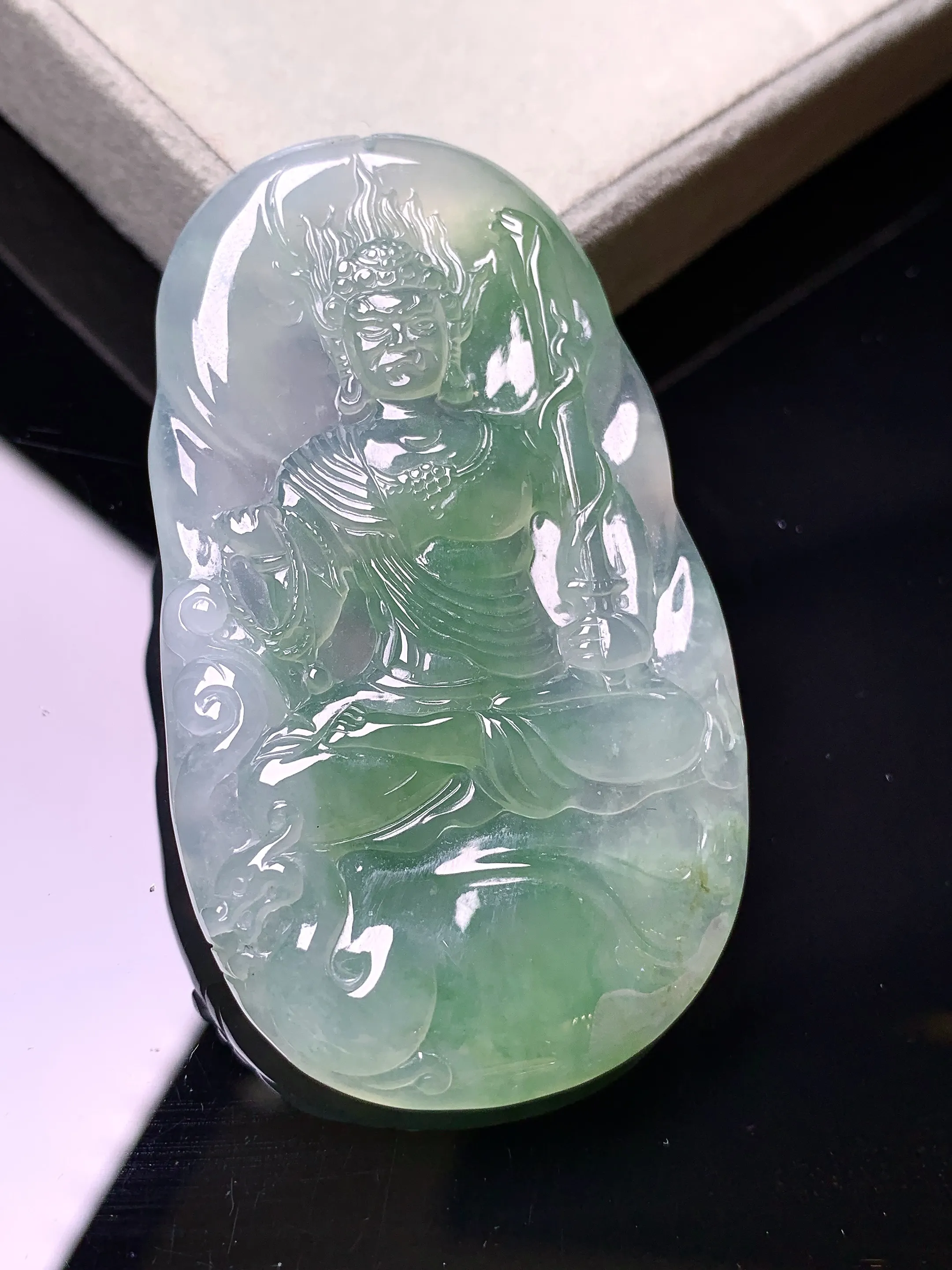 飘绿不动冥王吊坠 玉质细腻 色泽艳丽清新 整体尺寸59.3*34.5*6.5