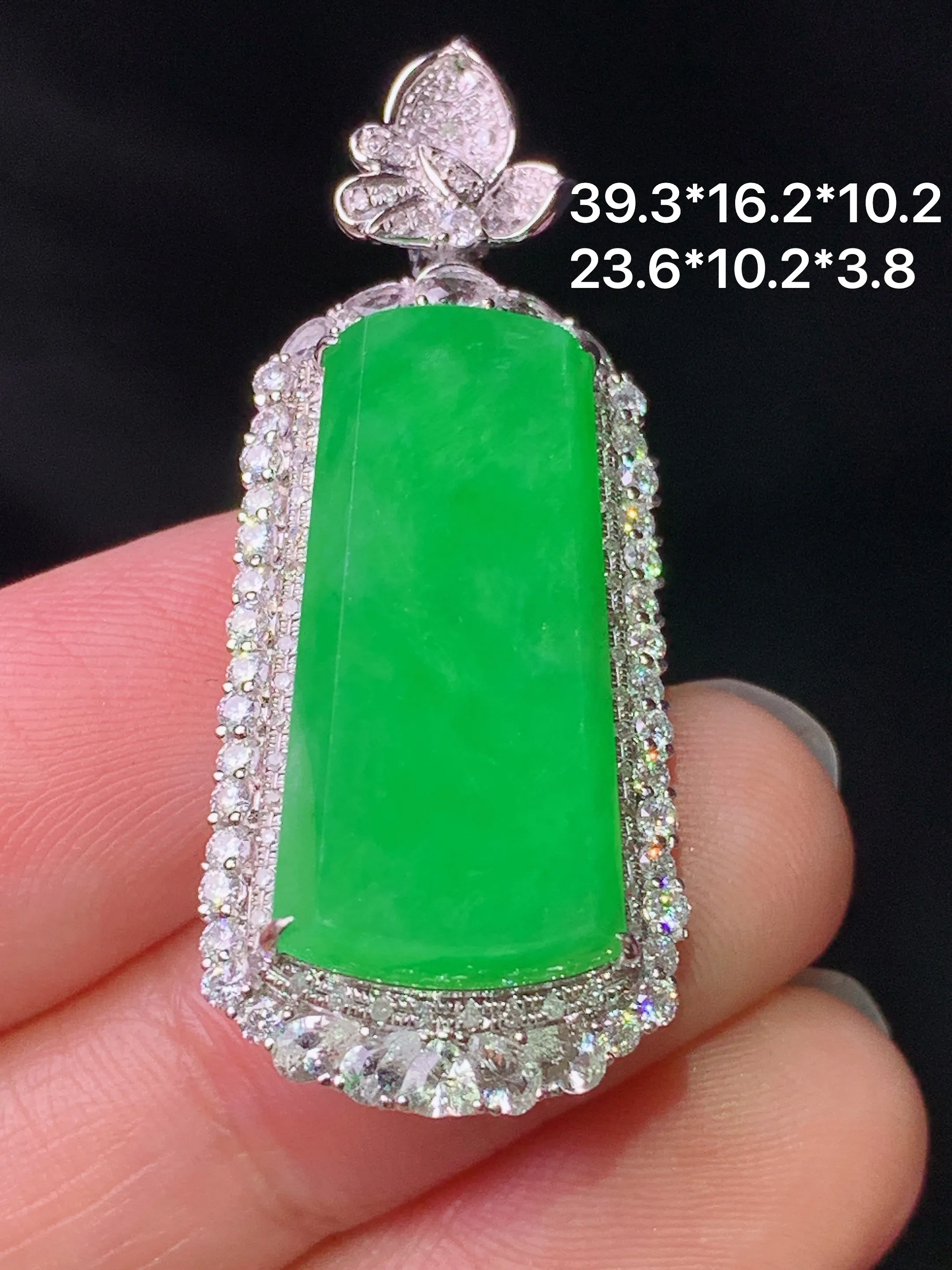 18k金钻镶嵌满绿无事牌吊坠 玉质细腻 色泽艳丽清新 整体尺寸39.3*16.2*10.2