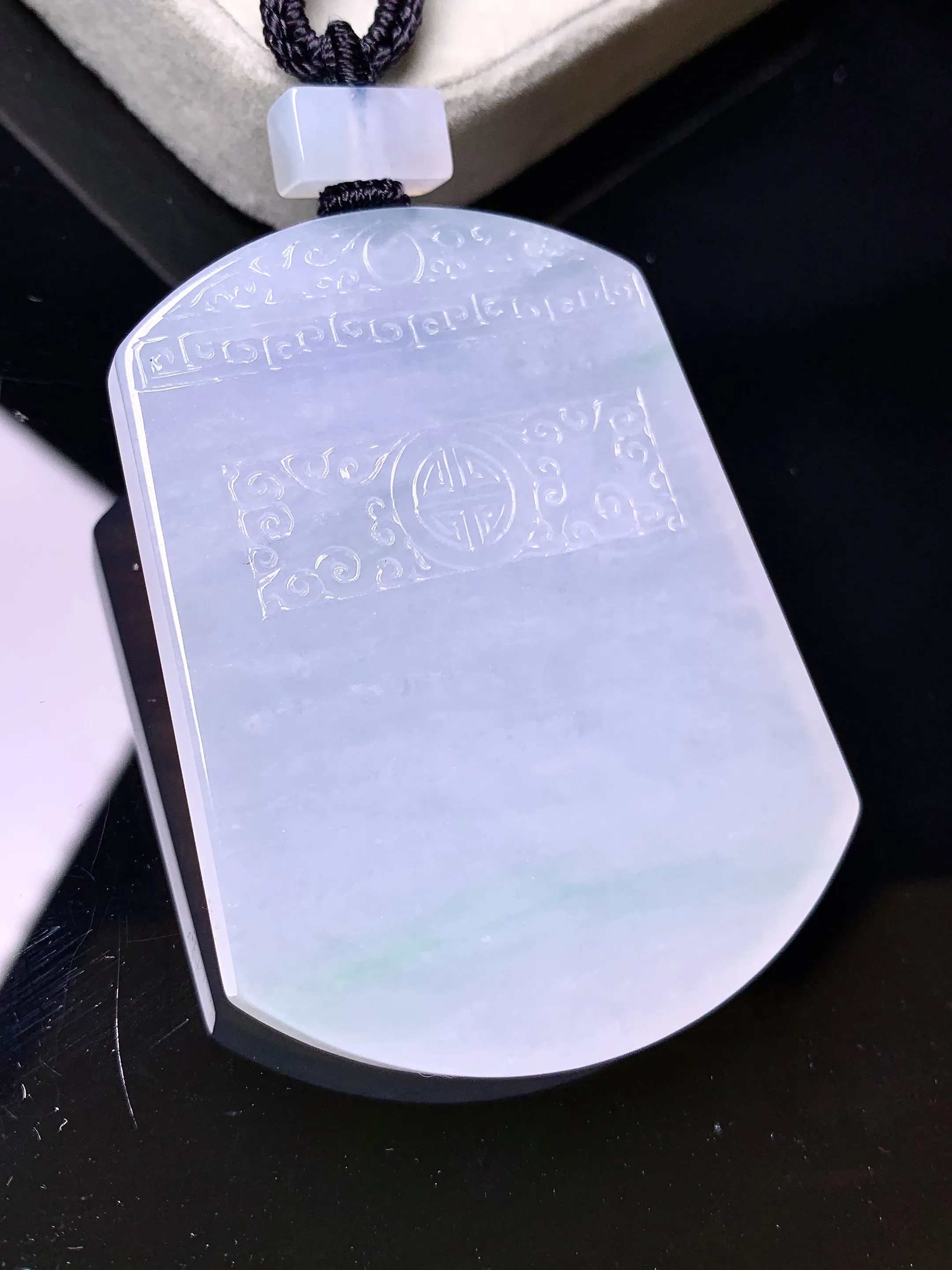 冰种无事牌吊坠 玉质细腻 色泽艳丽清新 整体尺寸55.8*42.7*5.5