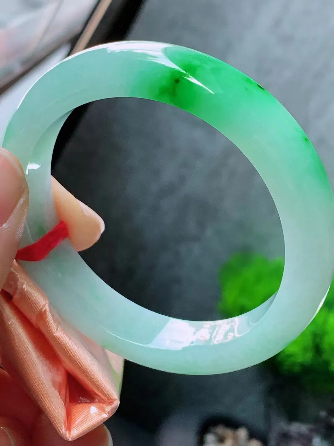 【翡翠名称】老种冰飘绿55.8正圈口手镯
【翡翠尺寸】55.8/12.3/8.6适合正圈口佩戴
【翡翠描述】宝贝种老水足，玉质细腻，色泽靓丽，性价比高，佩戴效果好！
【其它赠送】权威证书/精美挂绳盒子/支持全国复检