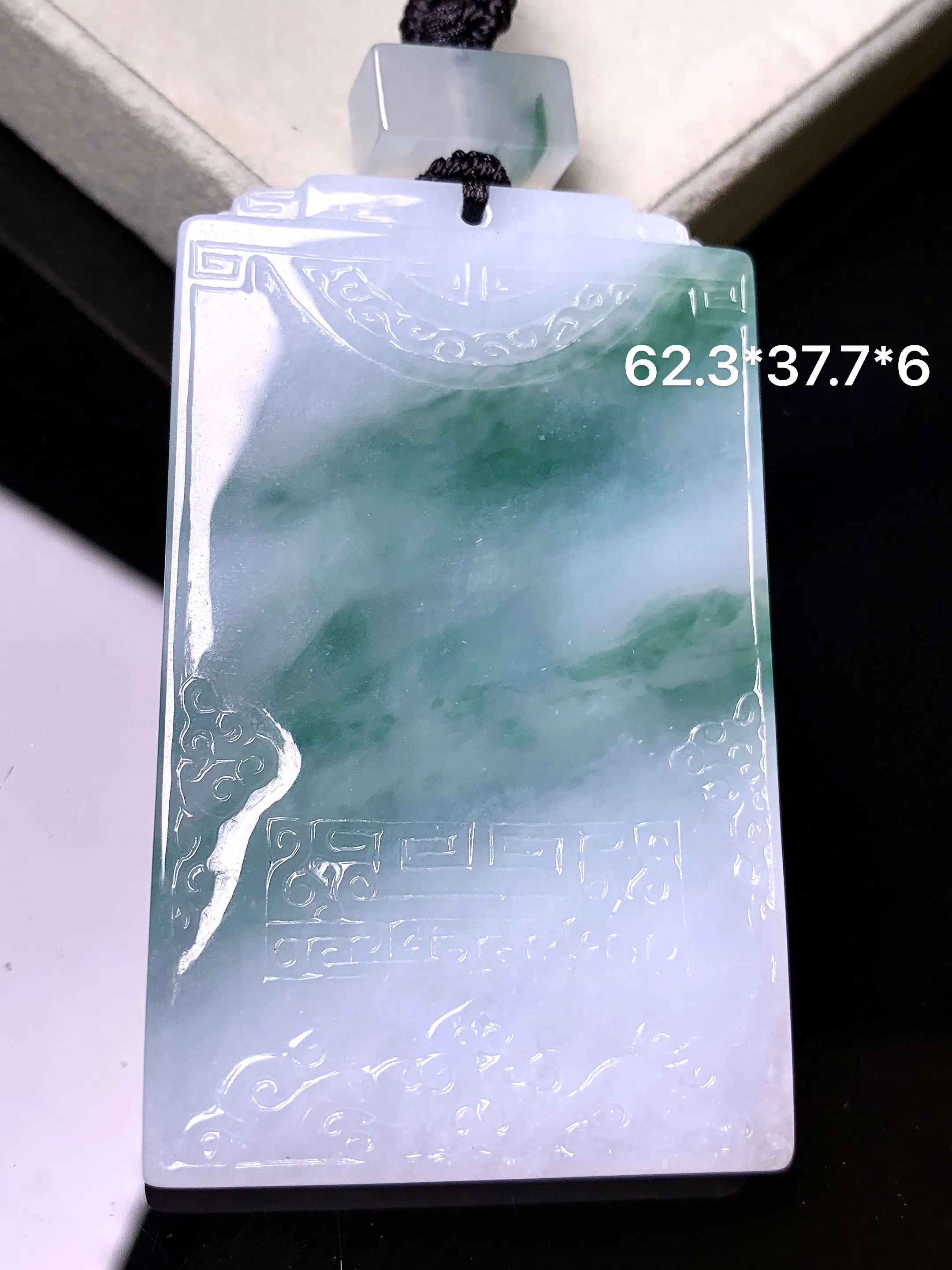 飘花无事牌吊坠 玉质细腻 色泽艳丽清新 整体尺寸62.3*37.7*6