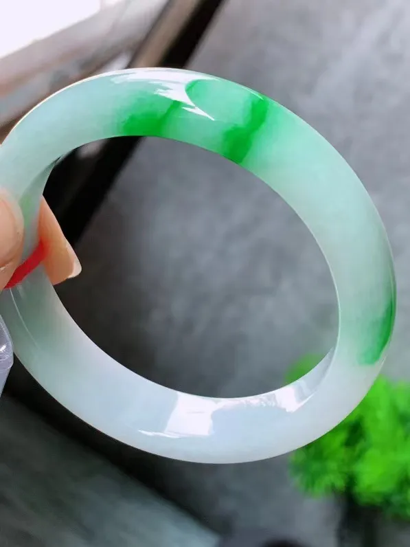 【翡翠名称】老种冰飘绿52正圈口手镯
【翡翠尺寸】52-53适合正圈口佩戴
【翡翠描述】宝贝种老水足，玉质细腻，色泽靓丽，性价比高，佩戴效果好！
【其它赠送】权威证书/精美挂绳盒子/支持全国复检