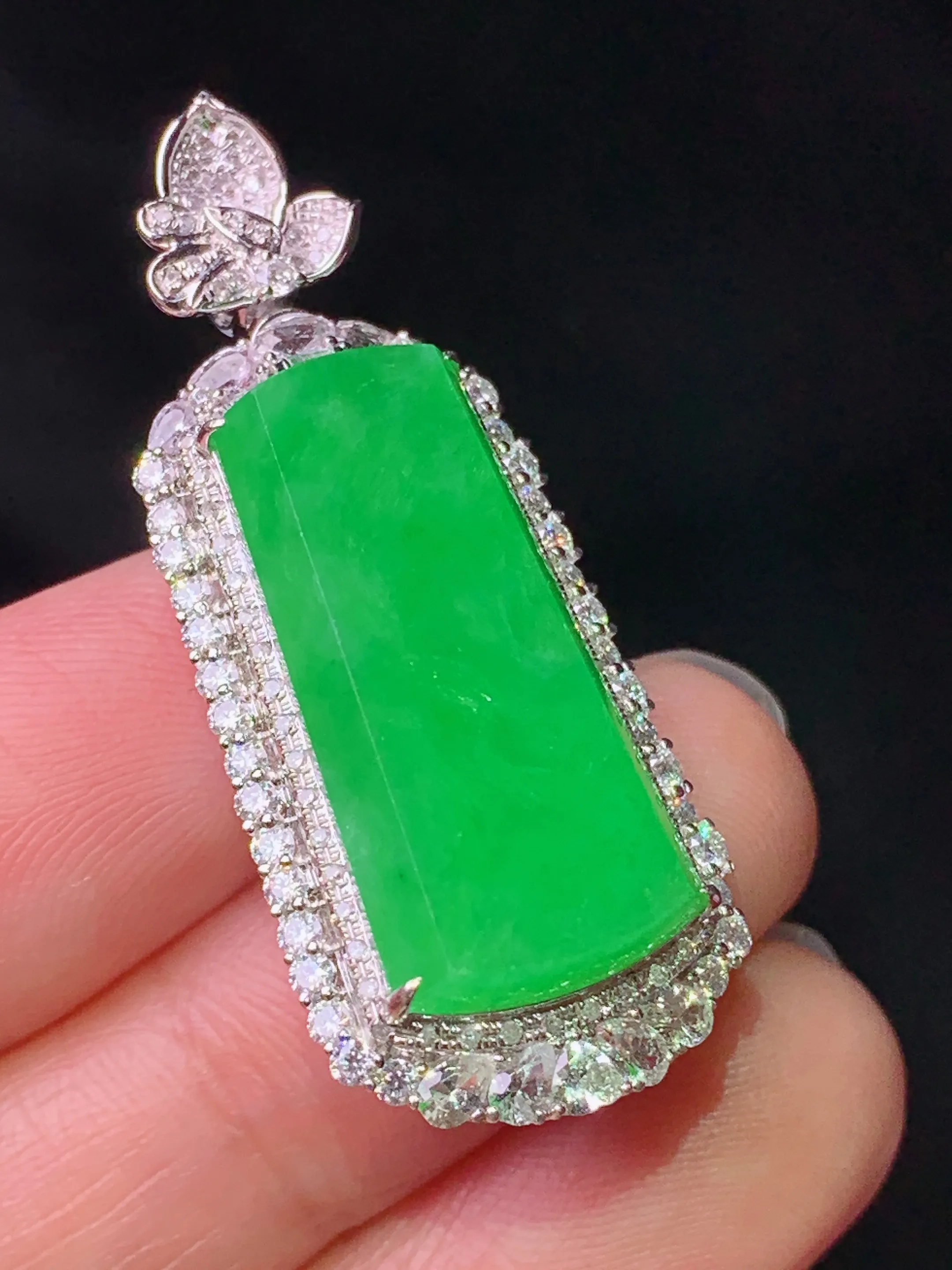 18k金钻镶嵌满绿无事牌吊坠 玉质细腻 色泽艳丽清新 整体尺寸39.3*16.2*10.2