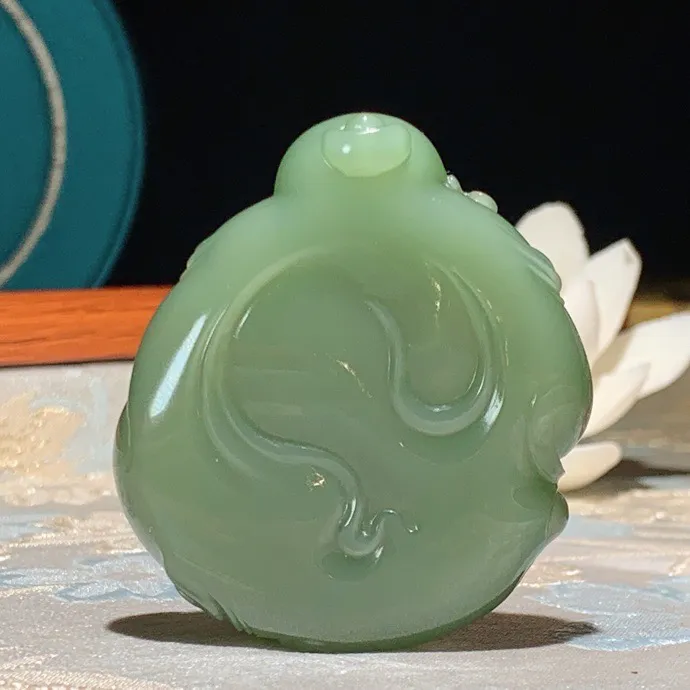 收藏级！和田玉粉青俄罗斯碧玉佛引福来把件 尺寸51/44/14重48克。无裂无杂无结构 玉质细腻油润。手推出油品相大气。250109
