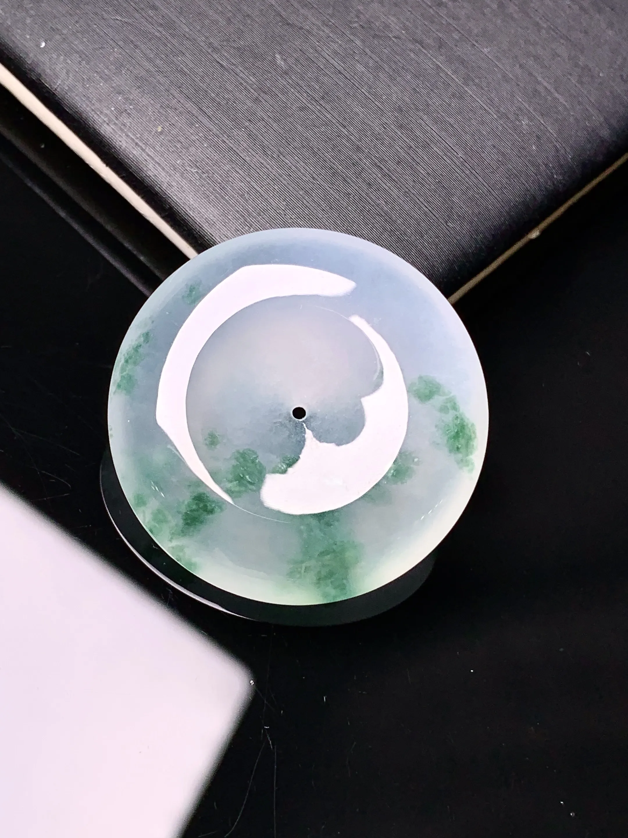 冰种飘绿平安扣吊坠 玉质细腻 色泽艳丽清新 整体尺寸26.5*6