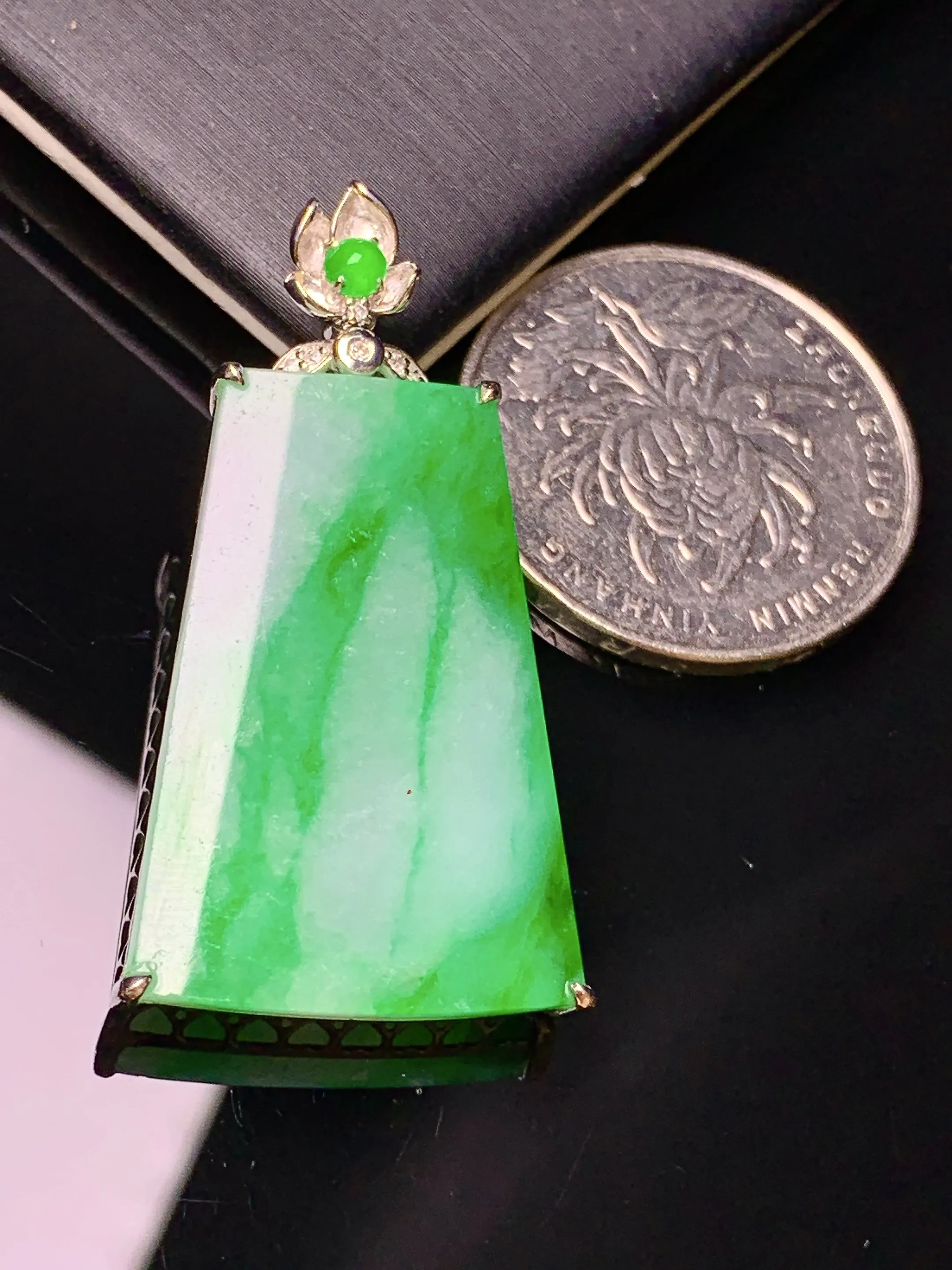 18k金钻镶嵌飘绿无事牌吊坠 玉质细腻 色泽艳丽清新 整体尺寸39.2*19*5.6