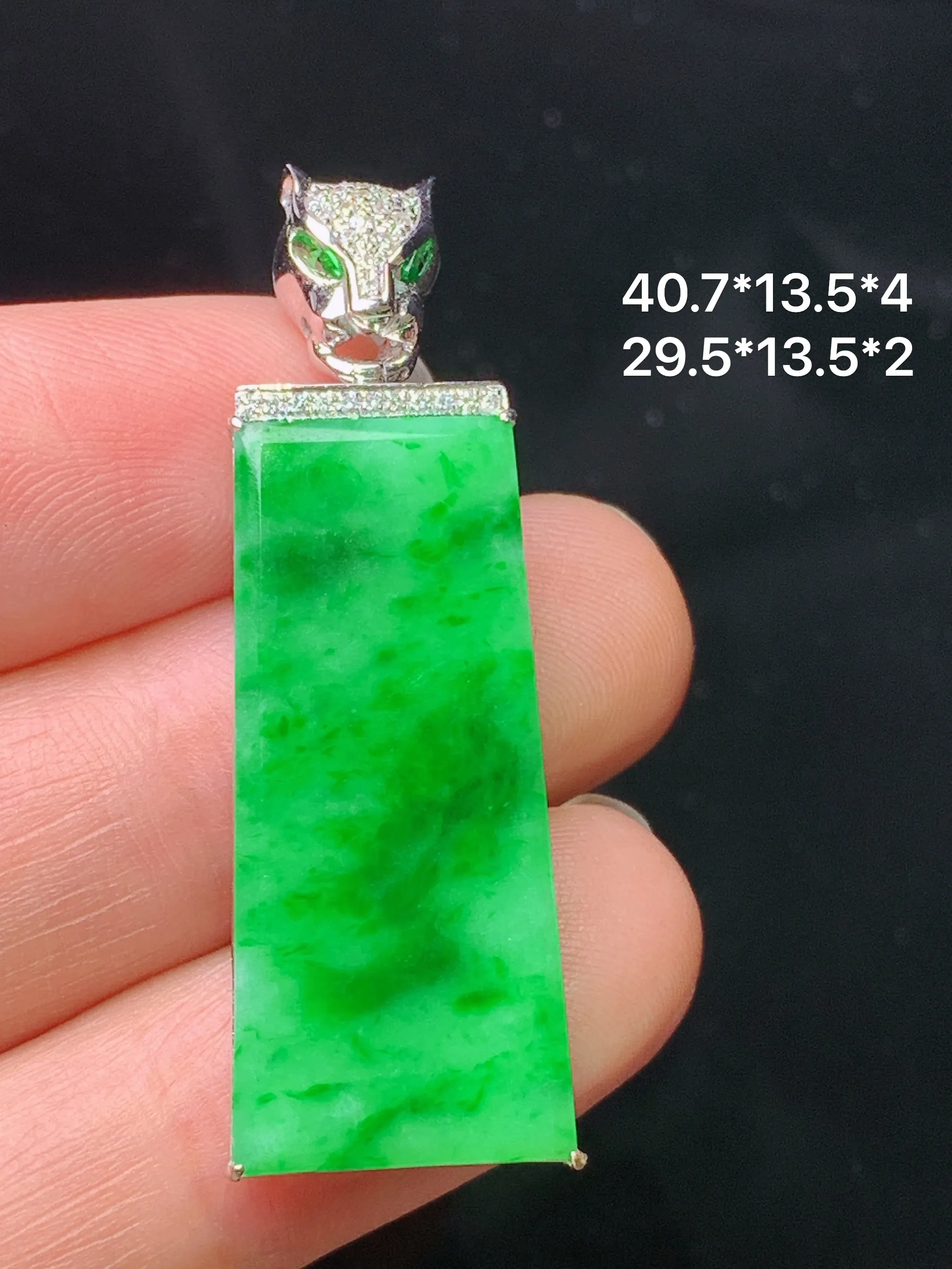 18k金钻镶嵌翠绿无事牌吊坠 玉质细腻 色泽艳丽清新 整体尺寸40.7*13.5*4