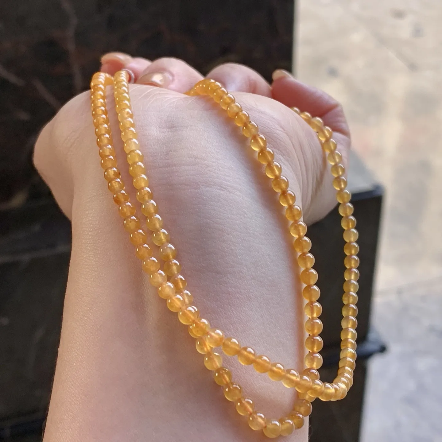 冰黄珠链
颜色鲜艳