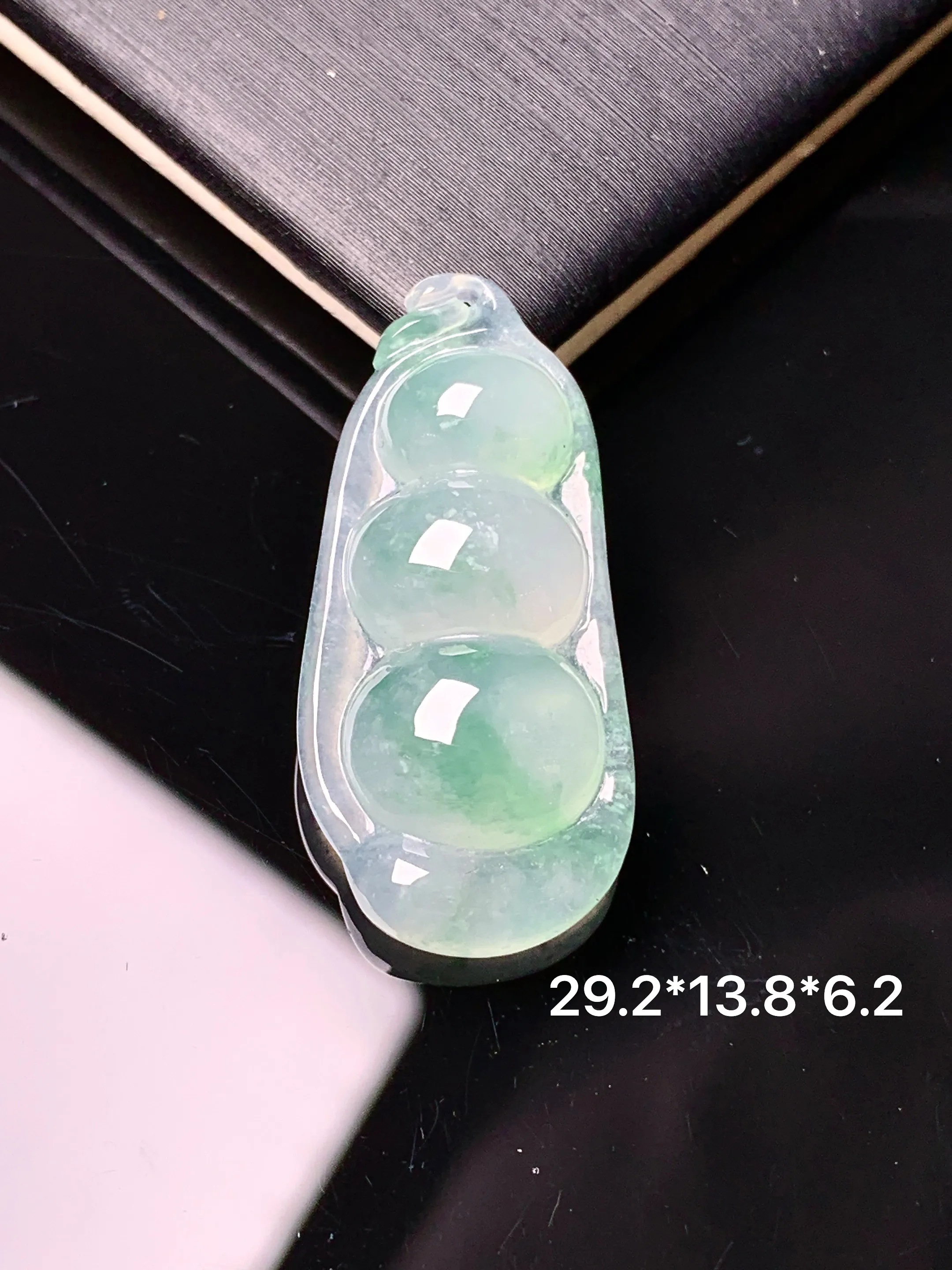 冰种飘绿四季豆吊坠 玉质细腻 色泽艳丽清新 整体尺寸29.2*13.8*6.2