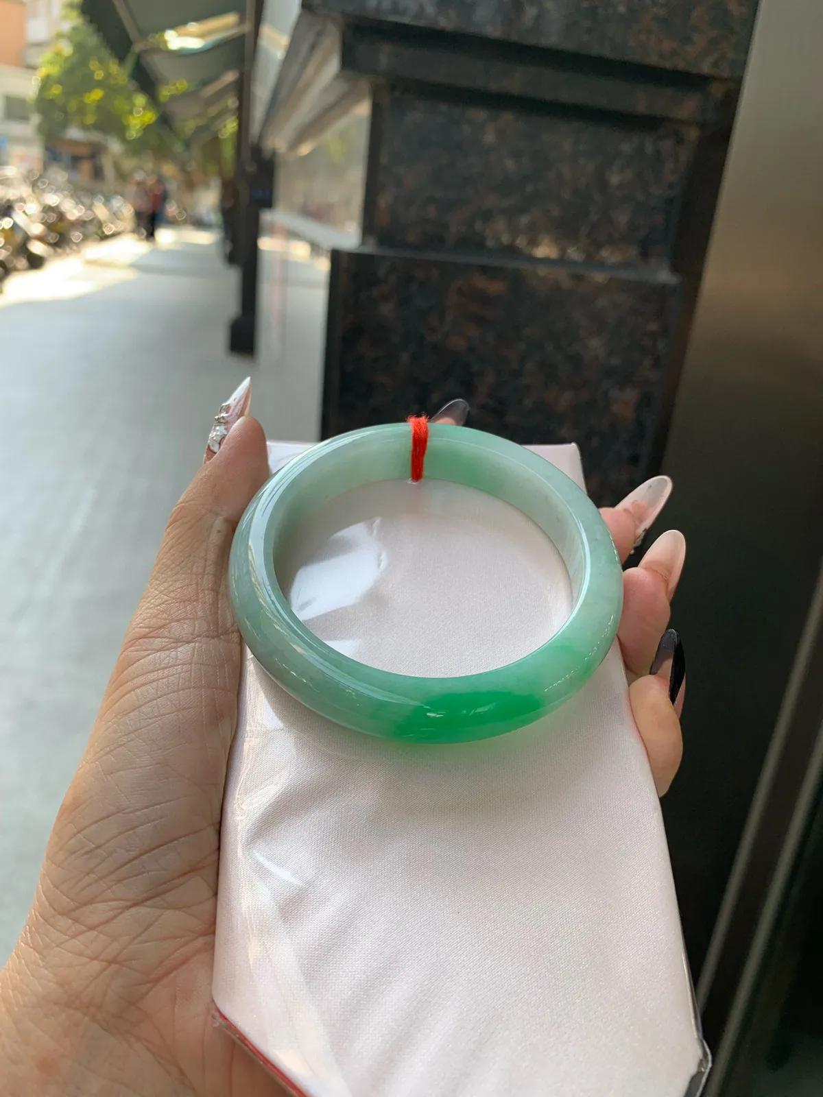 白底青正圈
59-8.2-12.2
打灯细纹，底妆水润细腻，洒金，半截甜阳翠色肆意流淌，娇艳欲滴，半山半水，宛如春日里的繁华盛景