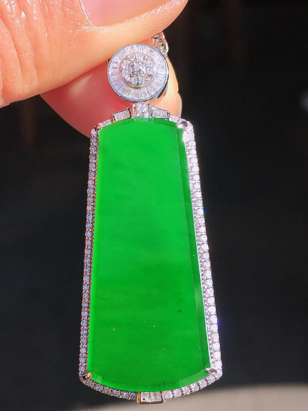 阳绿无事牌吊坠，色泽均匀艳丽，玉质细腻，荧光感超
强，饱满圆润，尽显优雅气质，18k
金豪华镶嵌