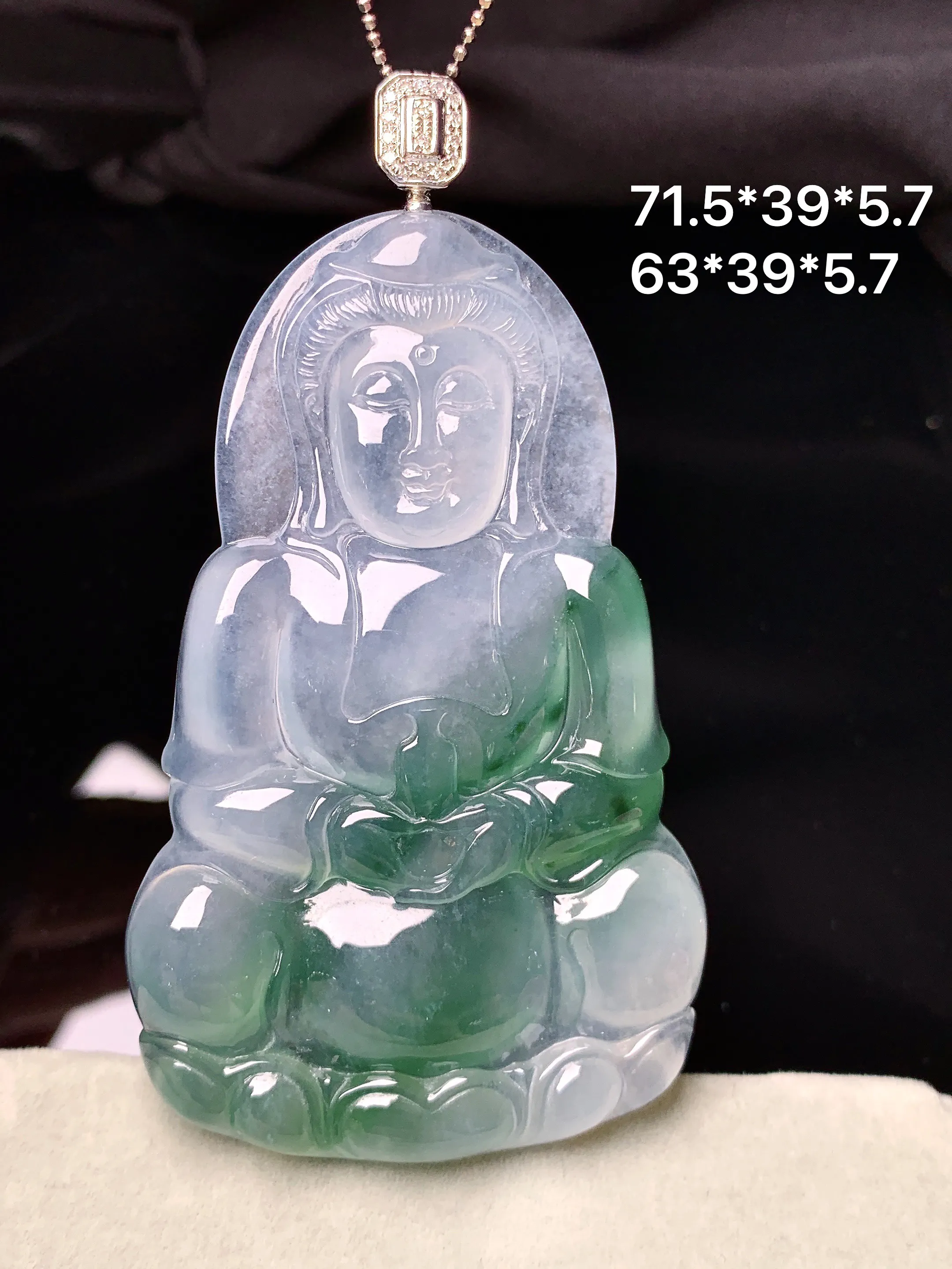 18k金钻镶嵌飘绿观音菩萨吊坠 玉质细腻 色泽艳丽清新 整体尺寸71.5*39*5.7