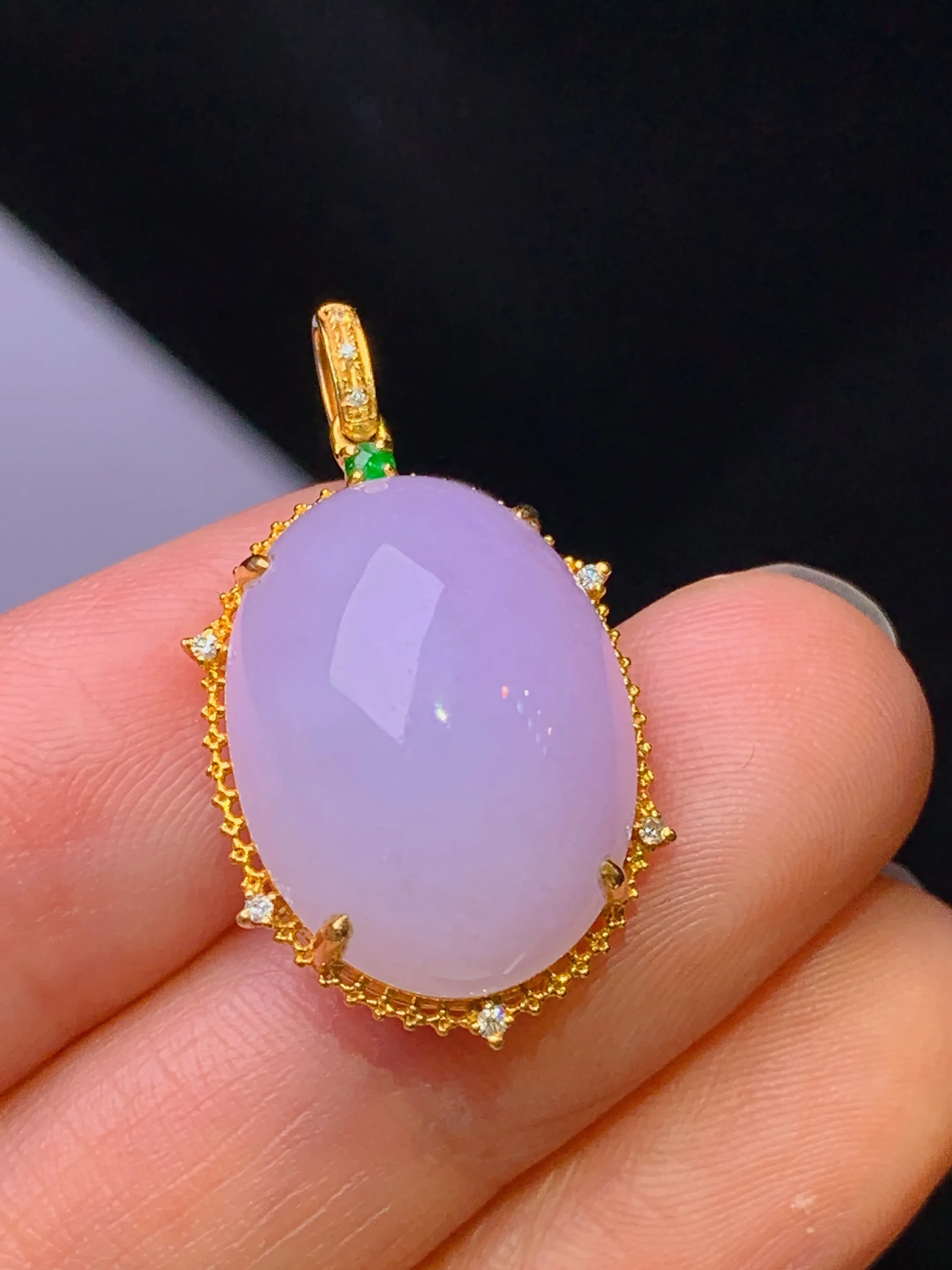 18k金钻镶嵌淡紫罗兰蛋面吊坠 玉质细腻 色泽艳丽清新 整体尺寸28*15.3*9.2