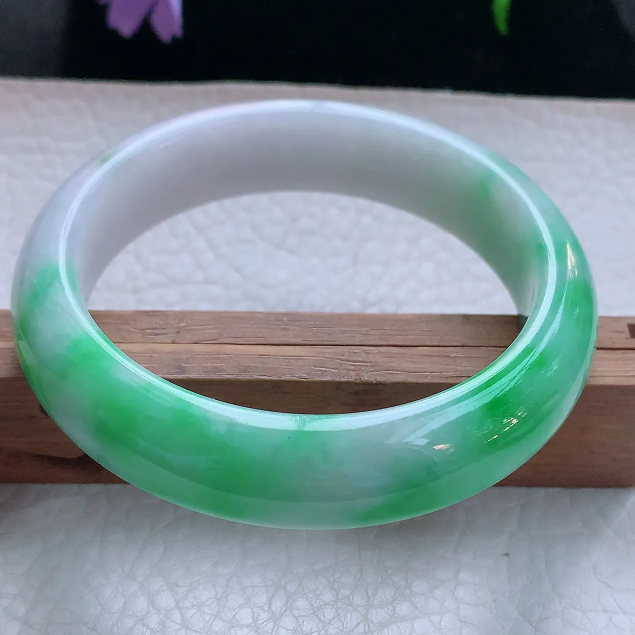 js实拍56*14.5*8.5平安镯 天然缅甸翡翠手镯飘阳绿白底青宽边正圈镯子