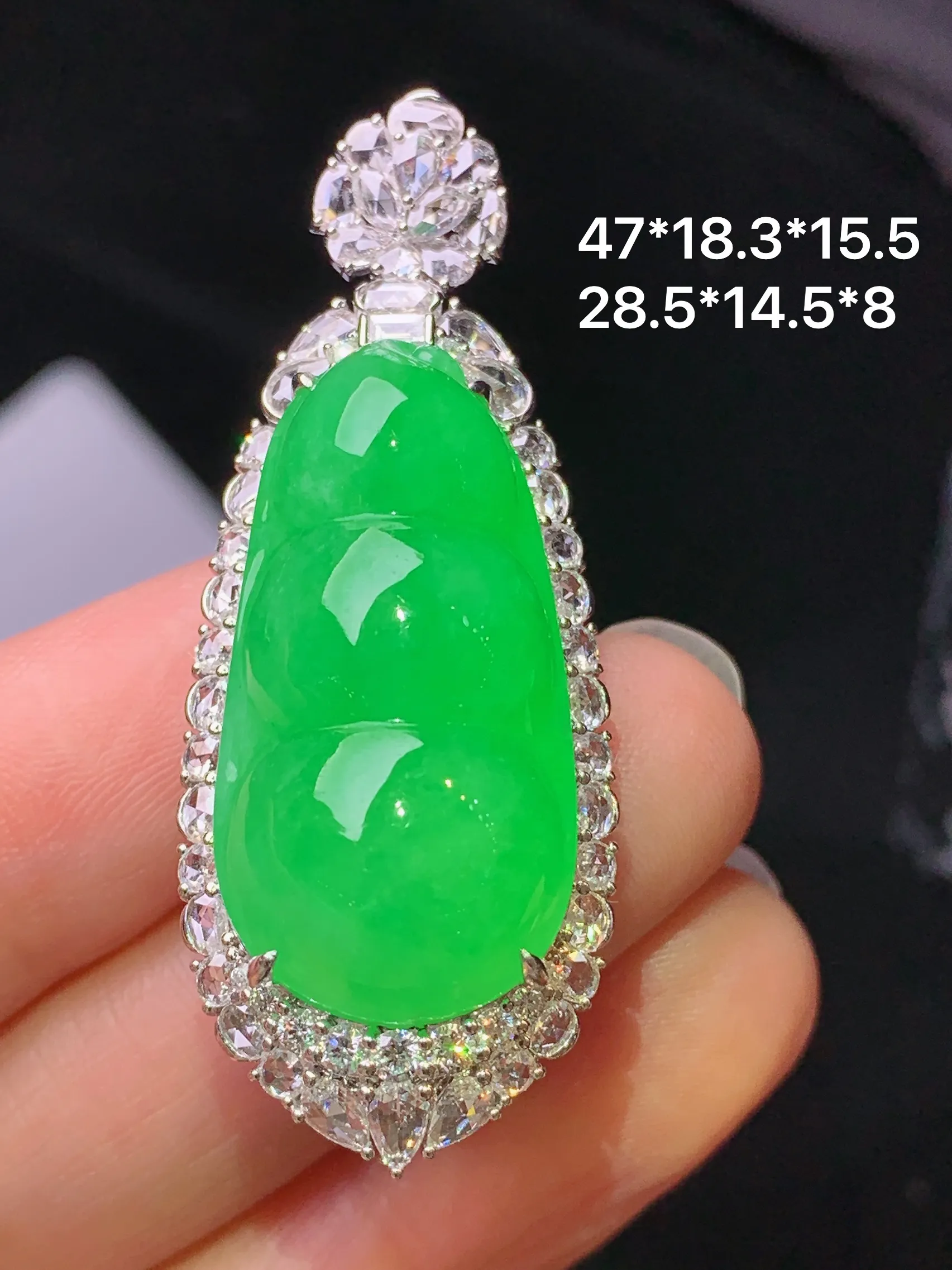 18k金钻镶嵌满绿四季豆吊坠 玉质细腻 色泽艳丽清新 整体尺寸47*18.3*15.5