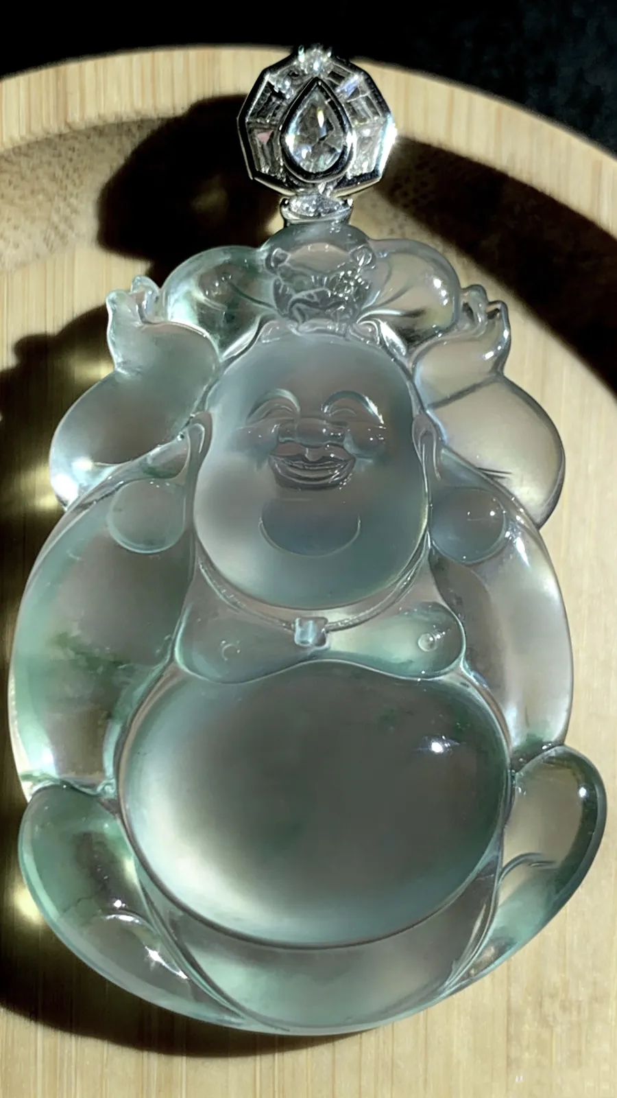 【福在眼前·福从天降·欢喜弥勒佛】，
缅甸天然翡翠，大师手工雕刻。
66.5-裸石55-38.5-12mm，41.8g，
18K金，南非钻，