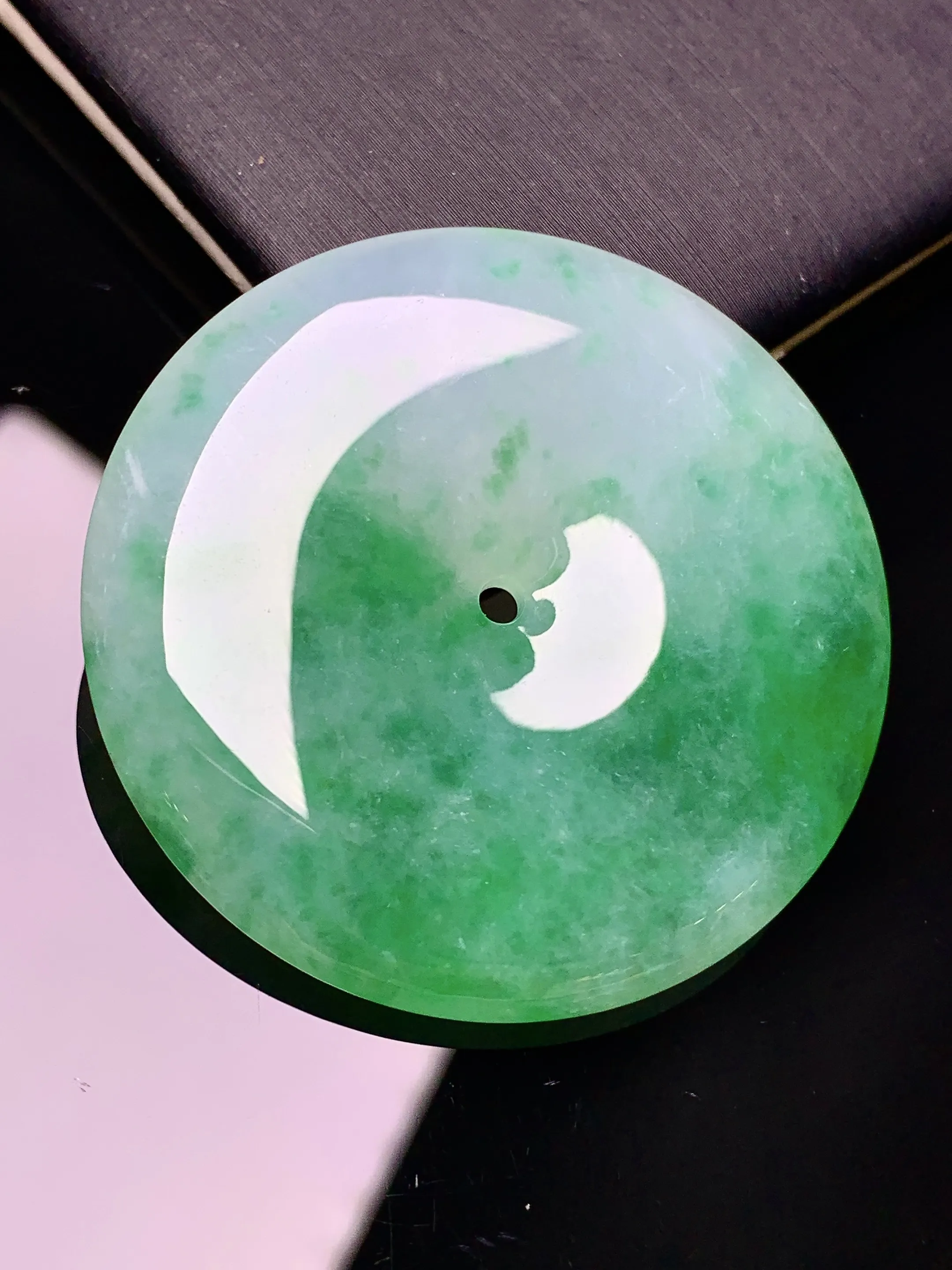 飘绿平安扣吊坠 玉质细腻 色泽艳丽清新 整体尺寸40.2*6.5