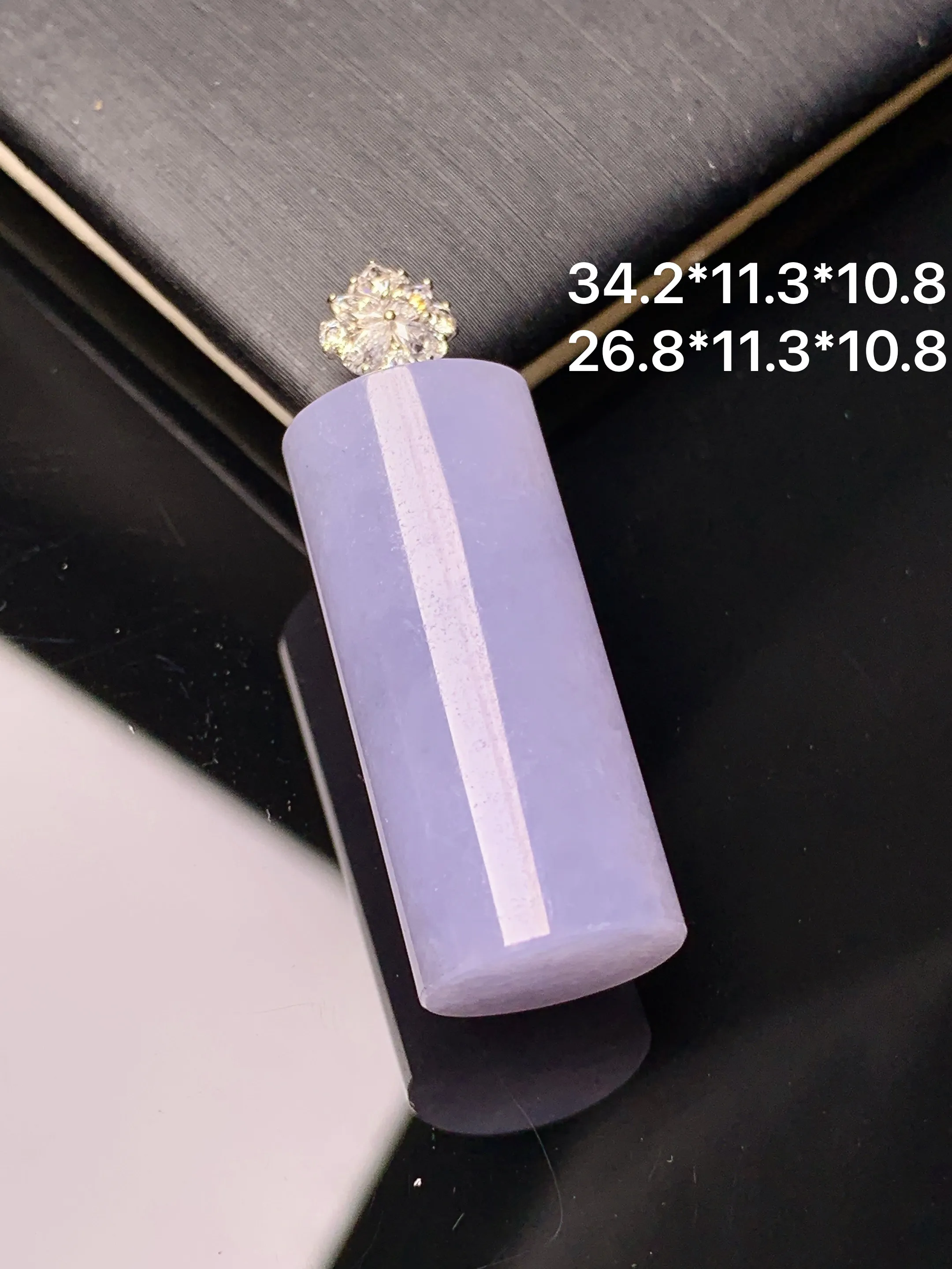 18k金莫桑钻镶嵌紫罗兰玉柱吊坠 玉质细腻 色泽艳丽清新 整体尺寸34.2*11.3*10.8