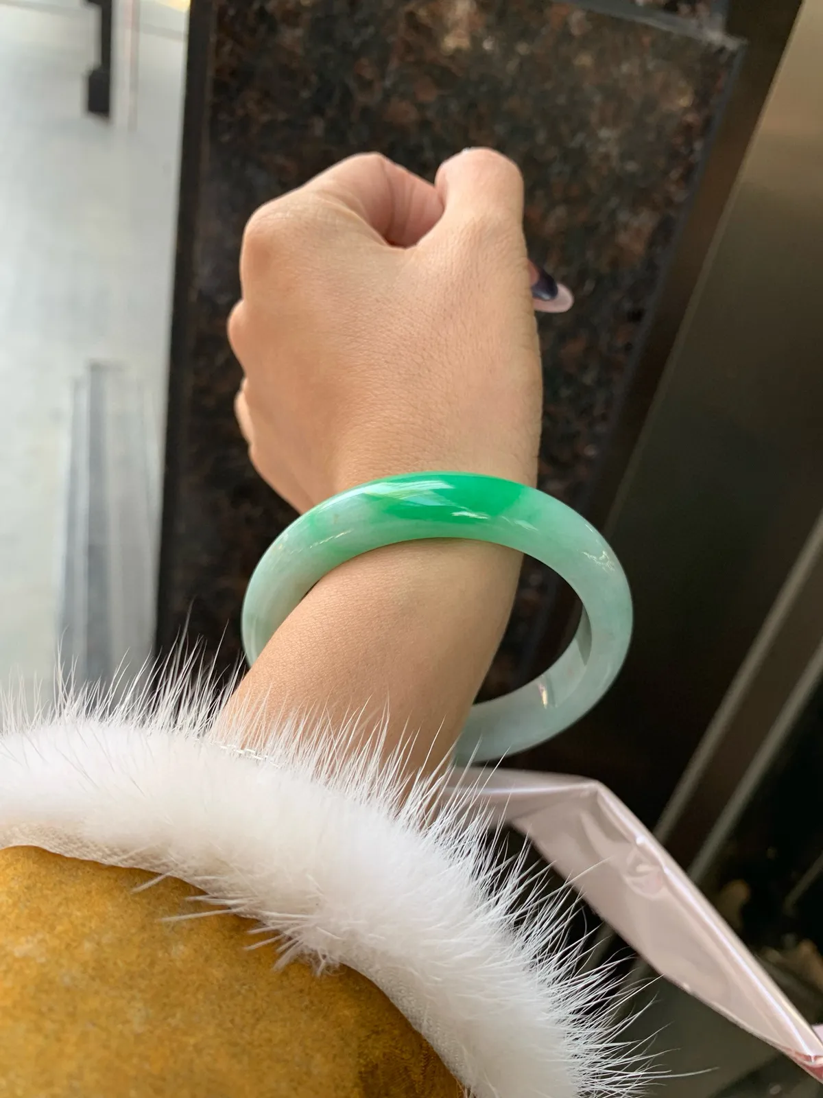 白底青正圈
59-8.2-12.2
打灯细纹，底妆水润细腻，洒金，半截甜阳翠色肆意流淌，娇艳欲滴，半山半水，宛如春日里的繁华盛景