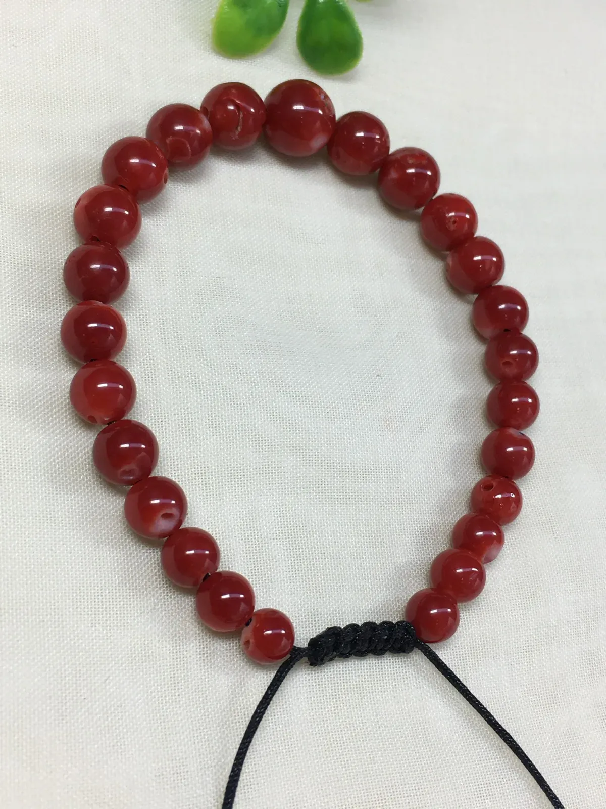 【天然日本阿卡牛血红珊瑚8.87mm圆珠单手链】难得高瓷度，日本产地，阿卡材料，整条有虫眼少白芯的阿卡圆珠。整条牛血红颜色，珠子直径8.87-5.72mm，每颗珠子均为天然的珊瑚，珊瑚自古就为佛教珍宝，深海千年有机宝石！收藏价值高、可传承重量为10.32克！实物漂亮！