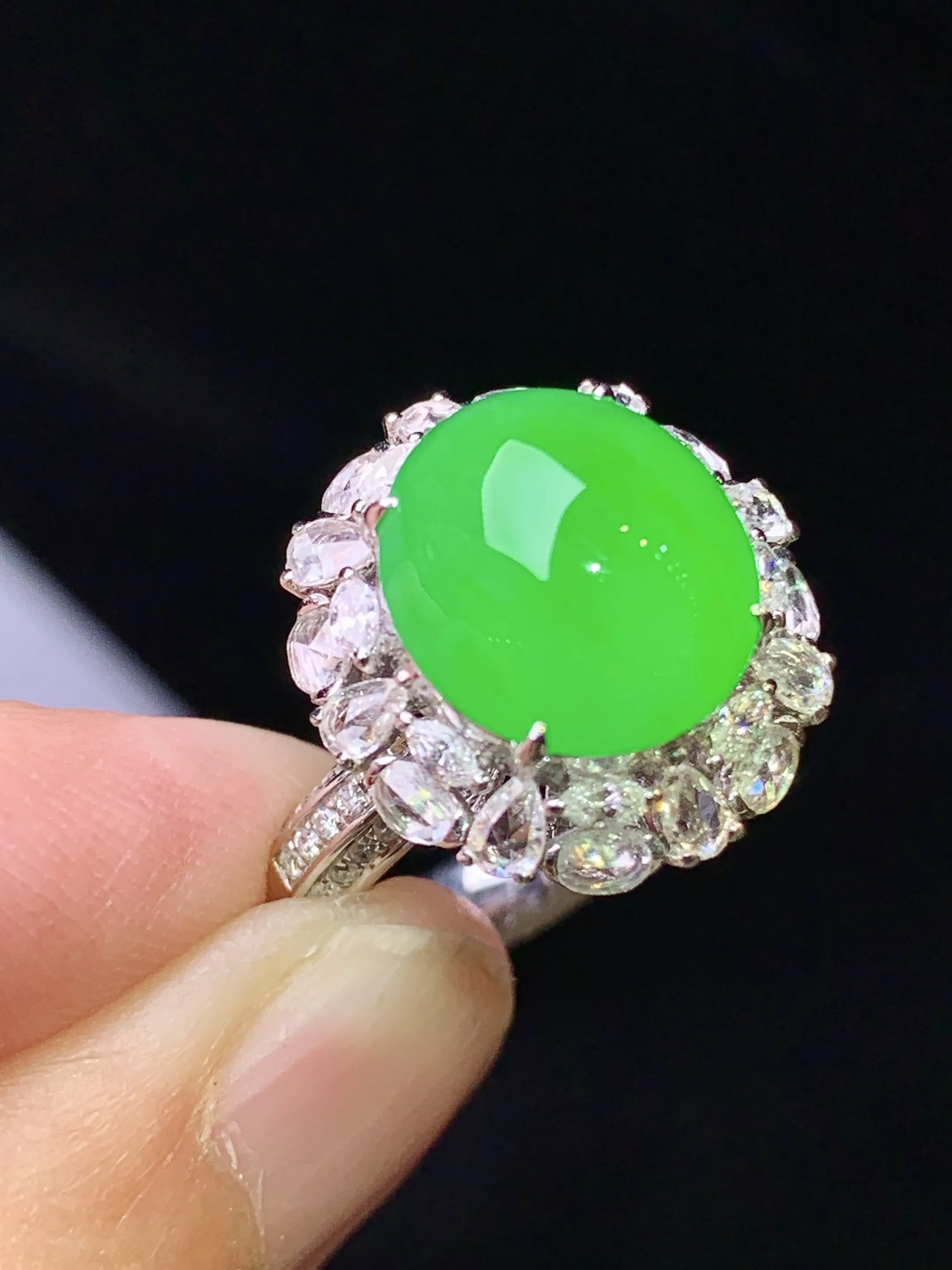 18k金钻镶嵌满绿蛋面戒指 玉质细腻 色泽艳丽清新 圈口14 整体尺寸17.2*16.1*13