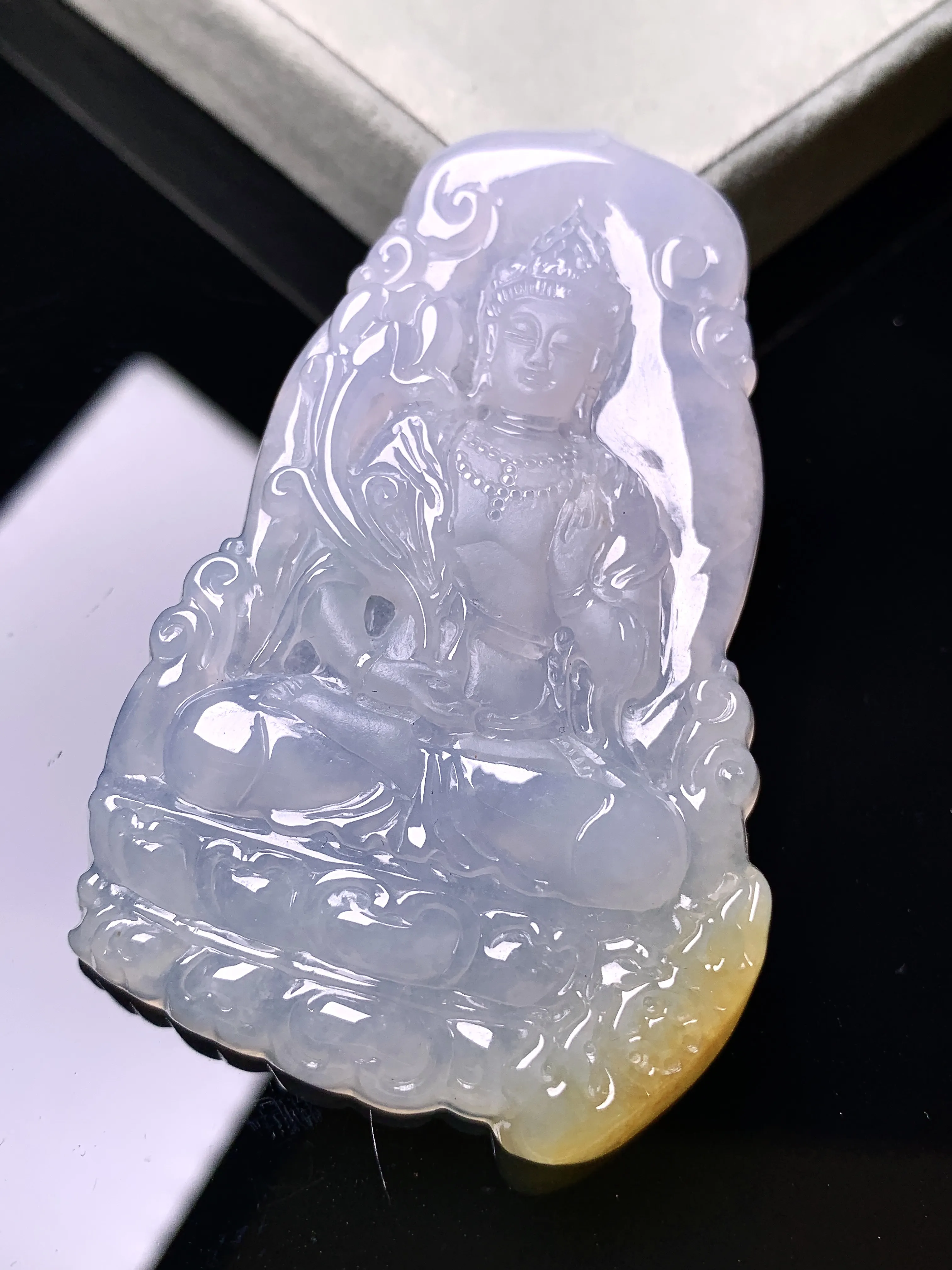 飘黄观音菩萨吊坠 玉质细腻 色泽艳丽清新 整体尺寸66.2*40.8*6