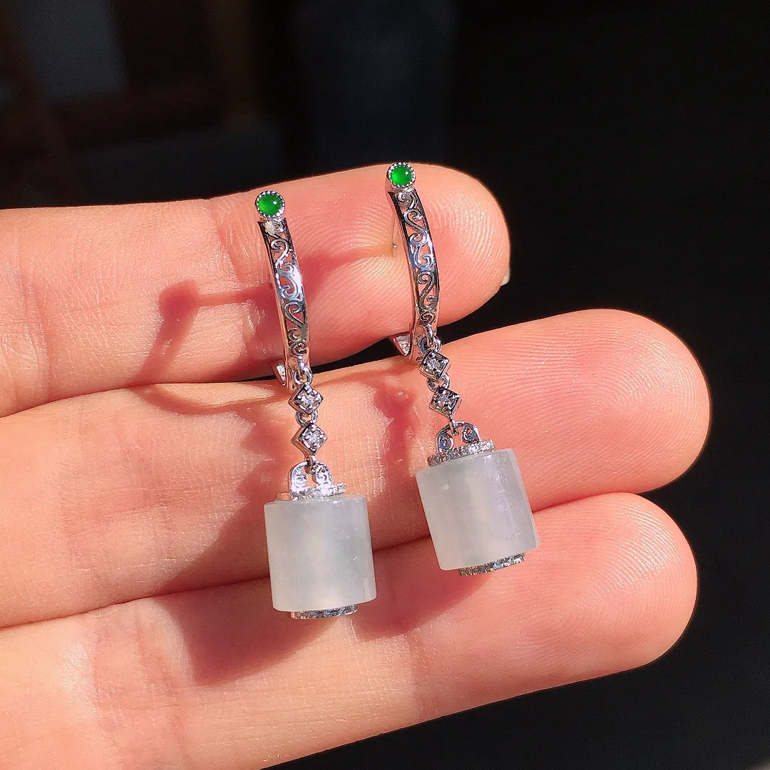 冰种路路通耳坠，玉质细腻，荧光感超
强，饱满圆润，尽显优雅气质，18k
金豪华镶嵌